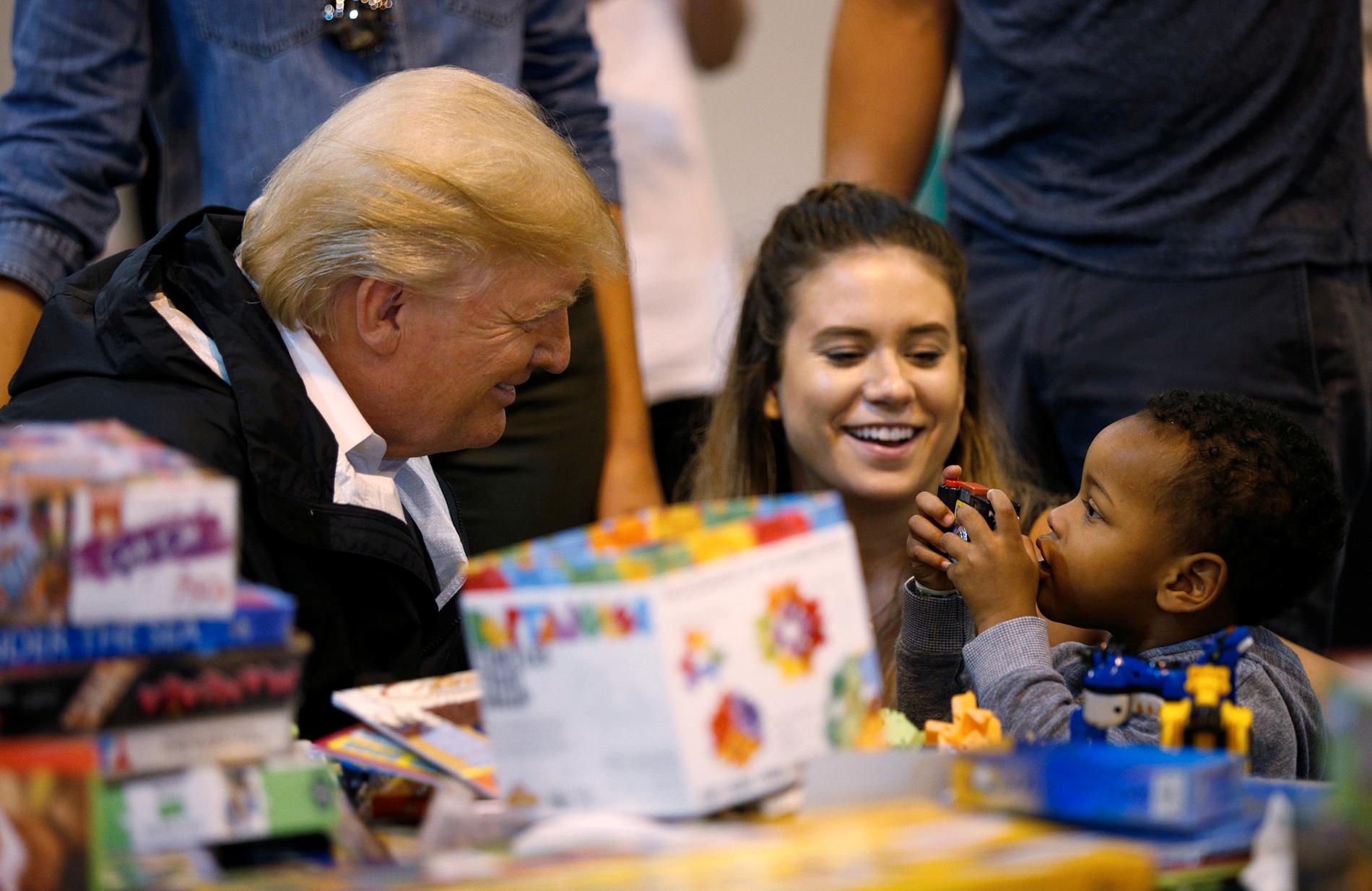 Trump leker med barn.