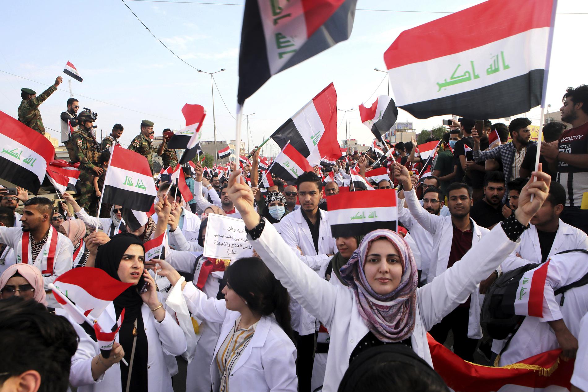 Studenter deltar i regeringskritiska demonstrationer i al-Basra i sydöstra Irak. Bilden är från i onsdags.