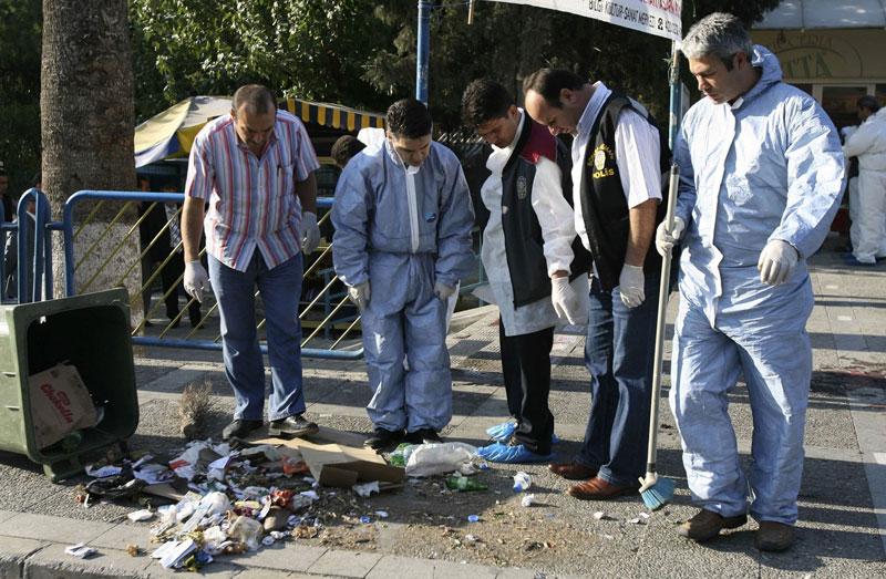 Bomb i soporna Polisen undersöker platsen för sprängdådet i Izmir, Turkiet.