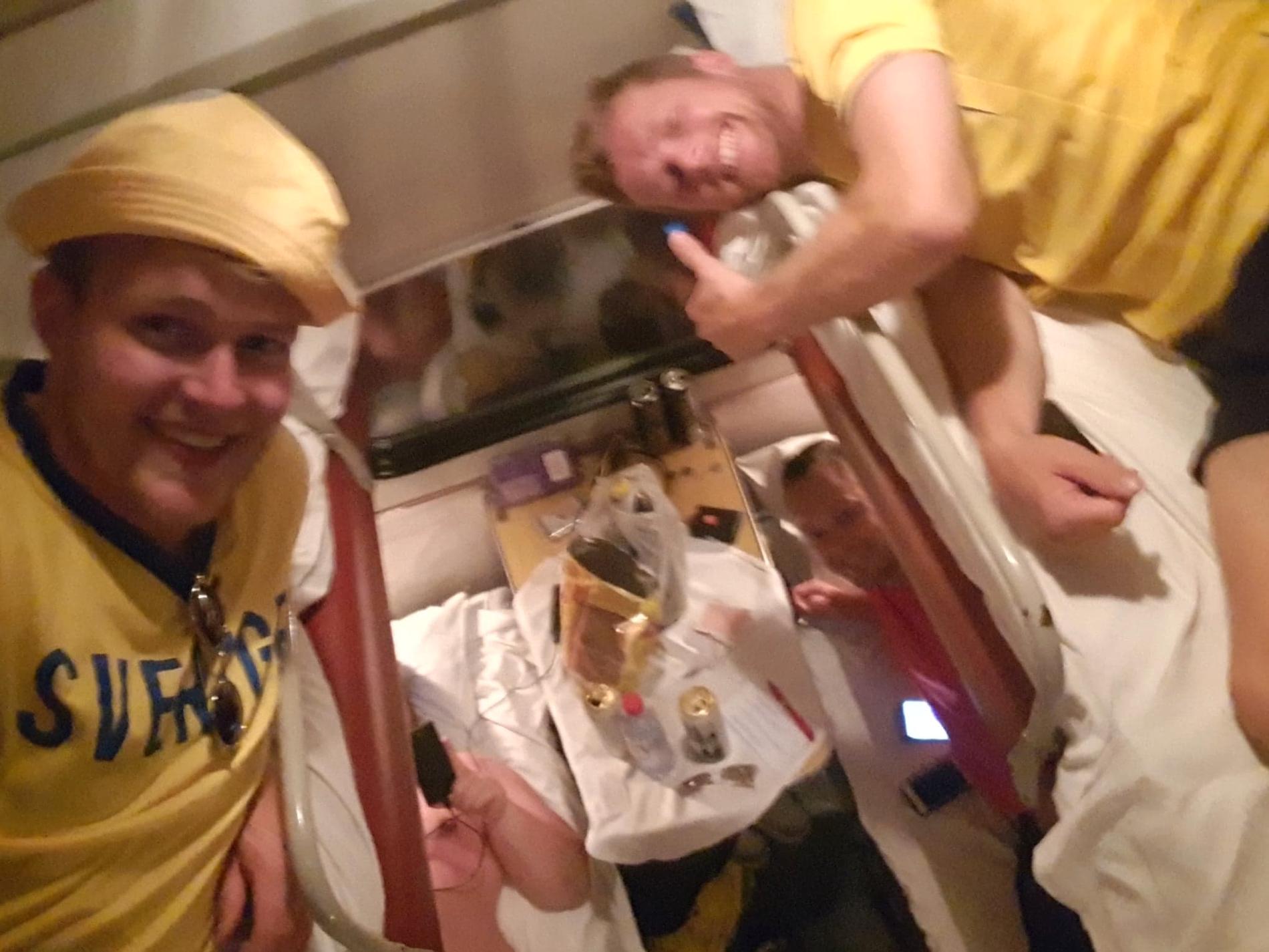 Svenske supportern Petter Hallsberg och hans vänner åkte tåg i 62 timmar för att ta sig till Jekaterinburg.