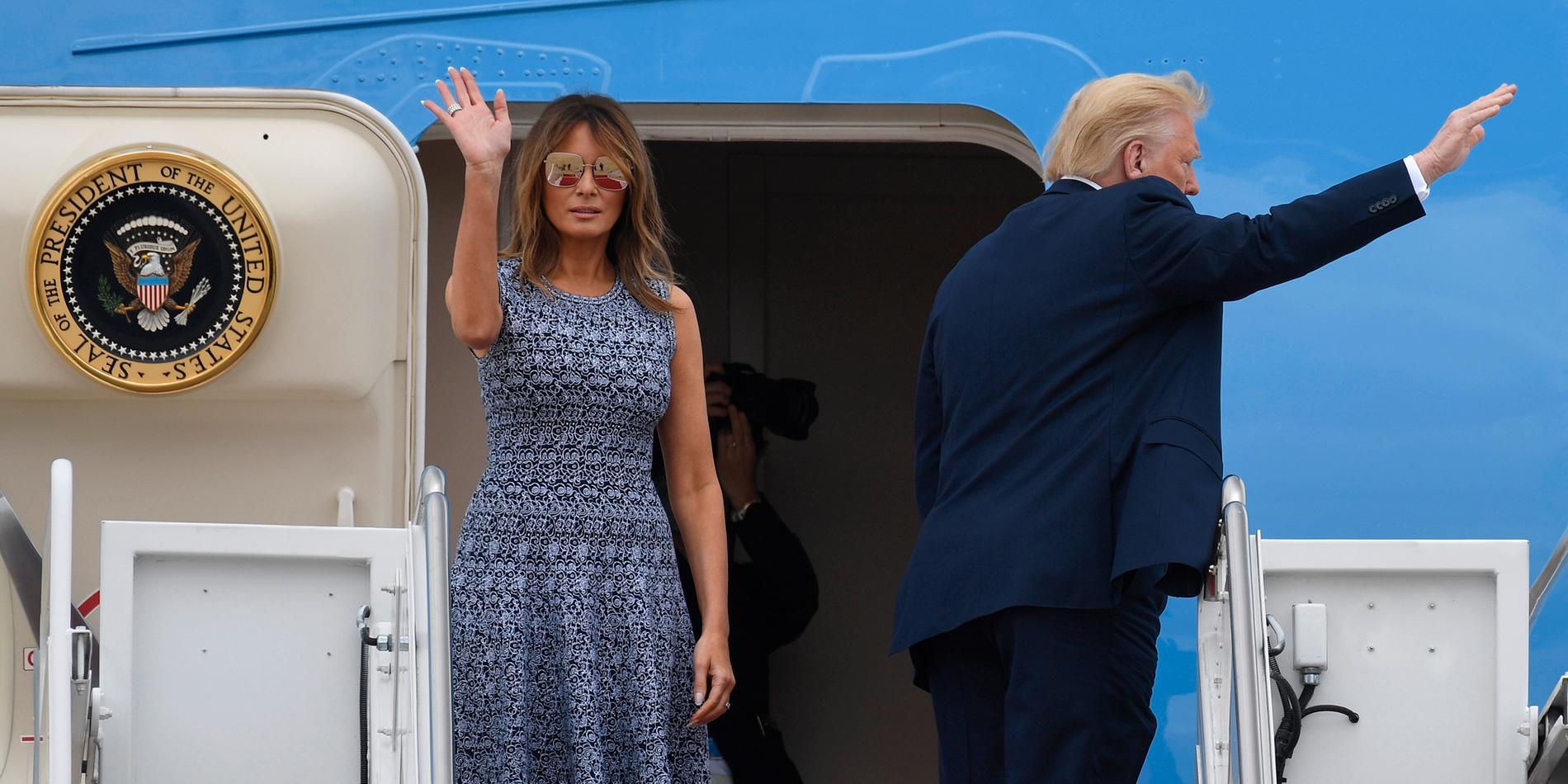 First lady Melania Trump stöttar sin man, president Donald Trump, i alla väder. Men till skillnad mot alla hans klavertramp ser Melania till att inte hamna i blåsväder.