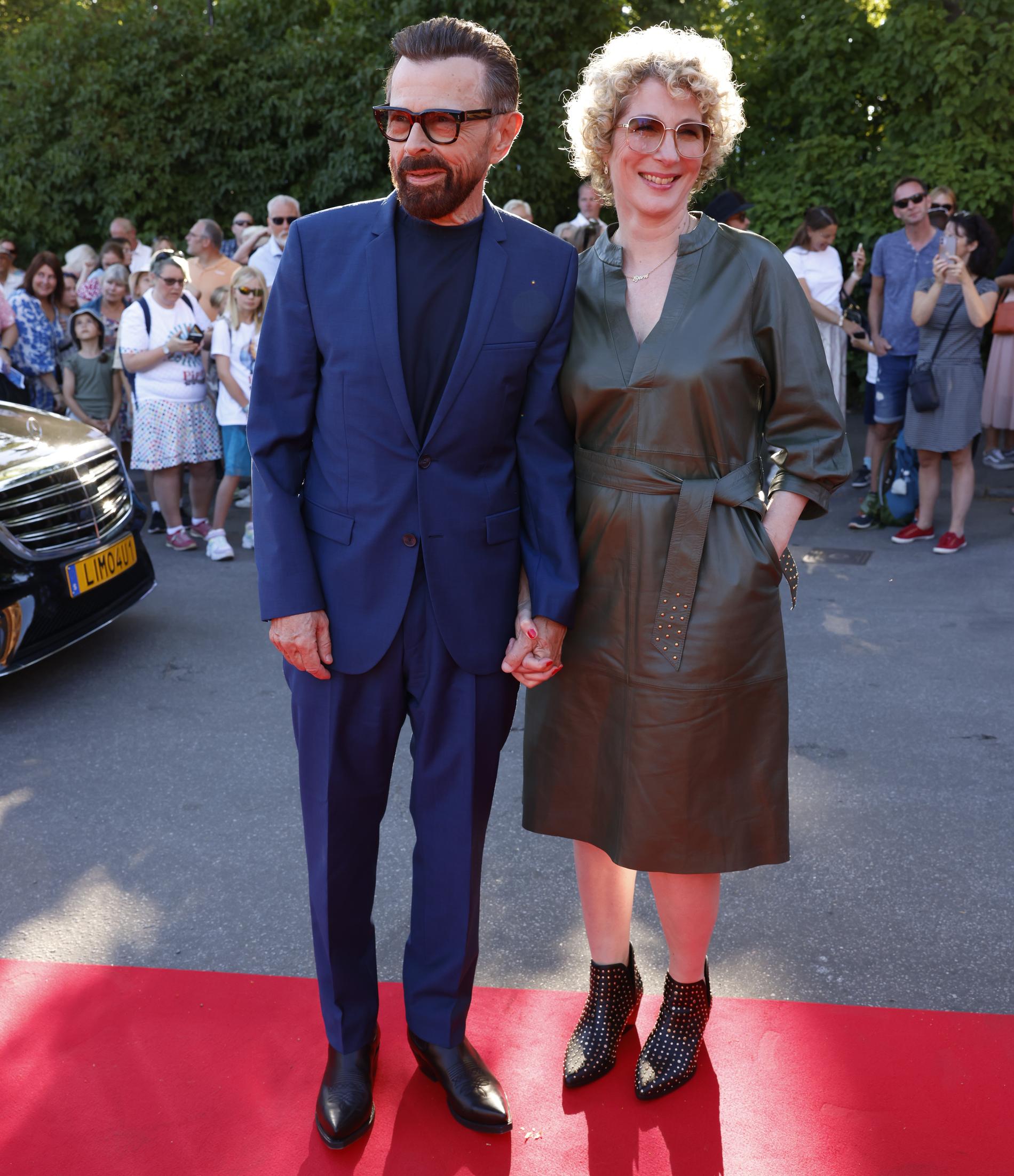 Björn Ulvaeus och Christina Sas kom till premiären hand i hand.