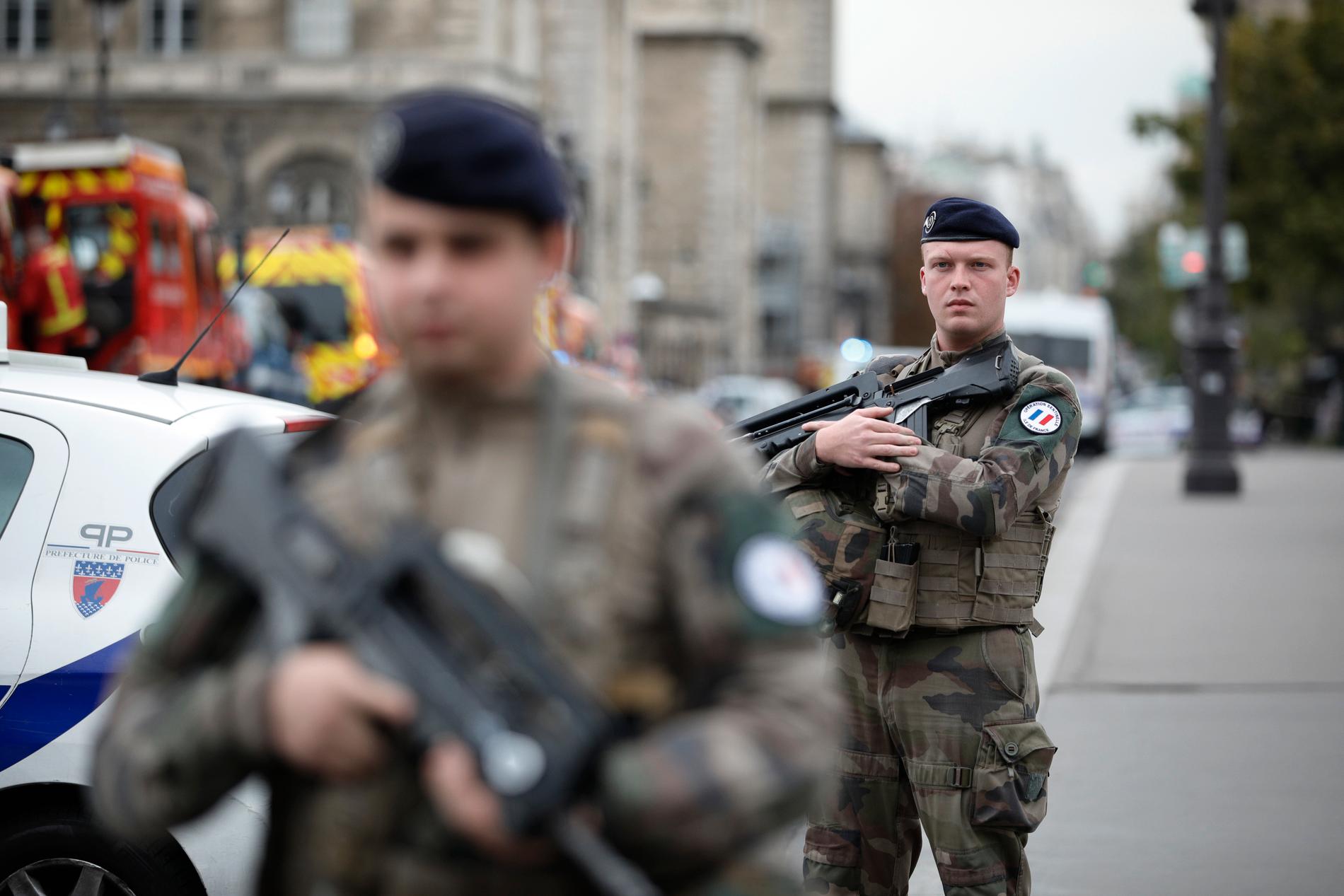 En knivman gick till attack inne på en polisstation i Paris.