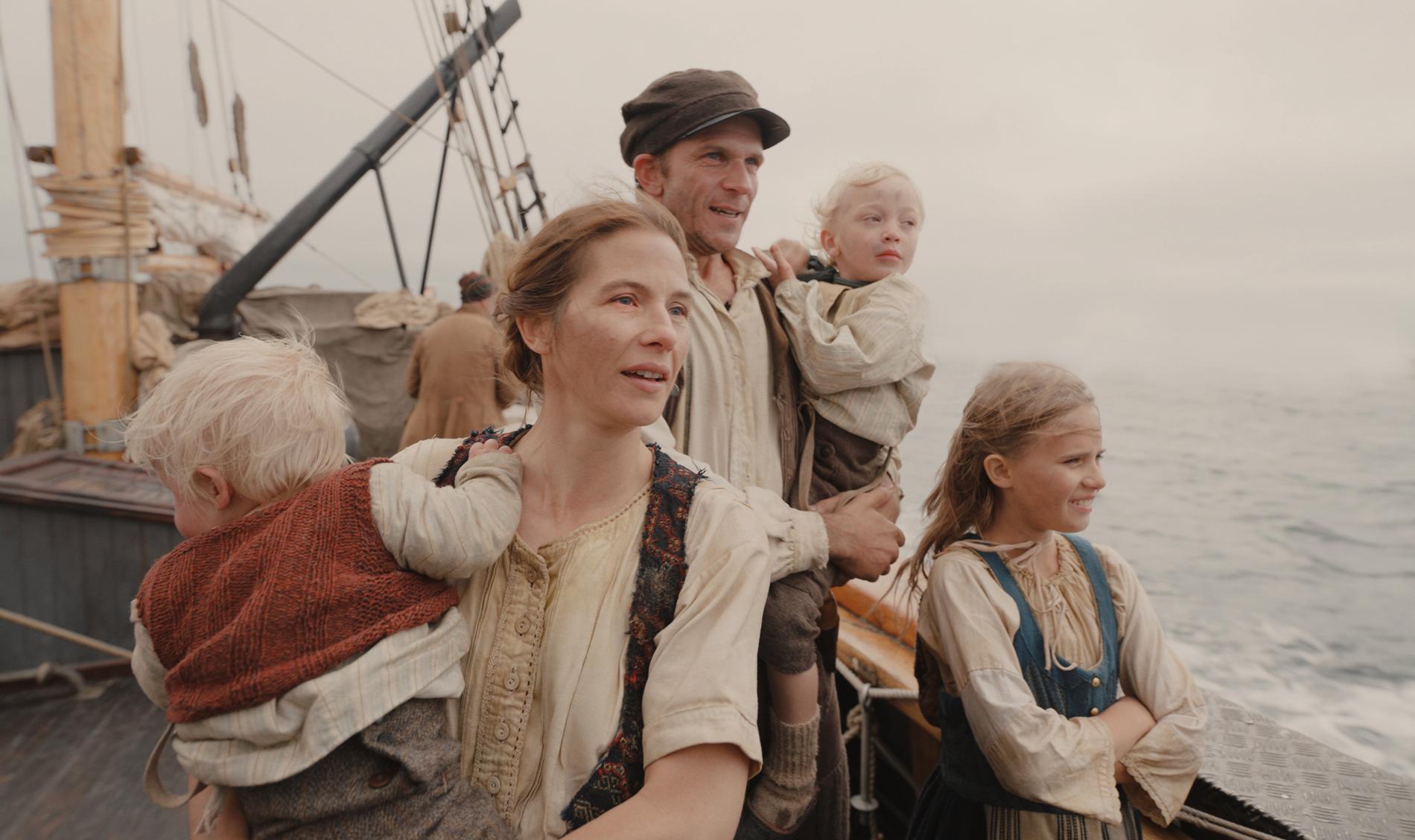 På juldagen är det premiärdags för "Utvandrarna", baserad på Vilhelm Mobergs epos. I huvudrollerna syns Lisa Carlehed och Gustaf Skarsgård. Pressbild.