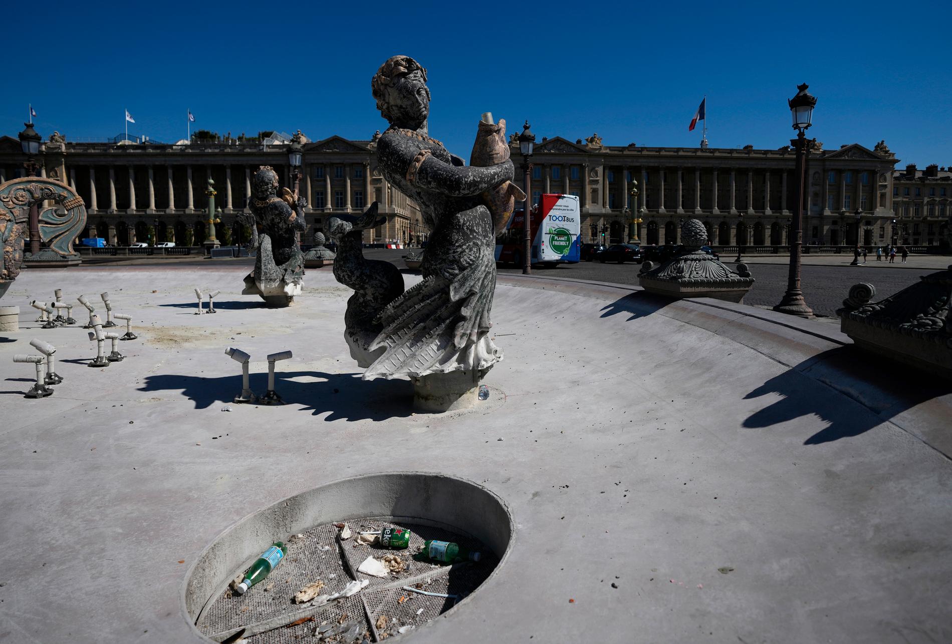 Fontänerna på Concorde plaza i Paris är torrlagda. Frankrikes premiärminister Elisabeth Borne har gått ut och varnat för att landet står inför den allvarligaste torka som någonsin registrerats i landet.