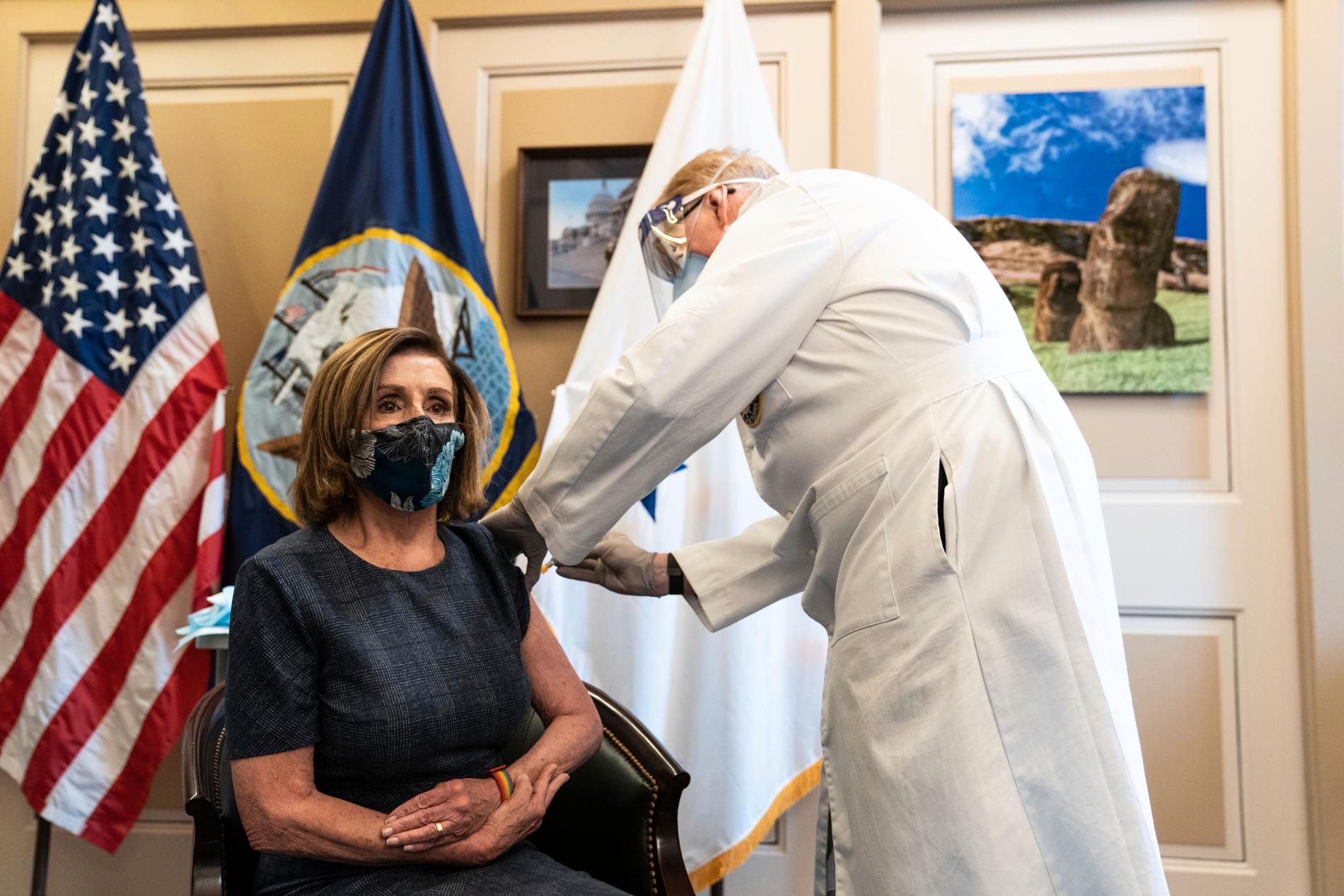 Representanthusets demokratiska talman Nancy Pelosi vaccinerades mot covid-19 före jul.