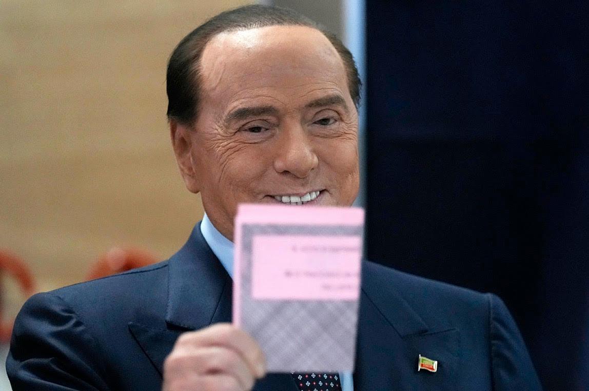 Silvio Berlusconi röstade på söndagseftermiddagen – och passade på att skicka en liten pik till kollegan.