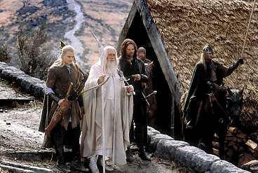 hjältarna tar farväl Legolas, Gandalf och Aragorn i den sista delen av filmtrilogen. Här ska allt knytas samman och regissören Peter Jackson klipper effektivt mellan de spännande äventyren runt om i Midgård. Det gäller bara att hinna med allt på drygt tre timmar.