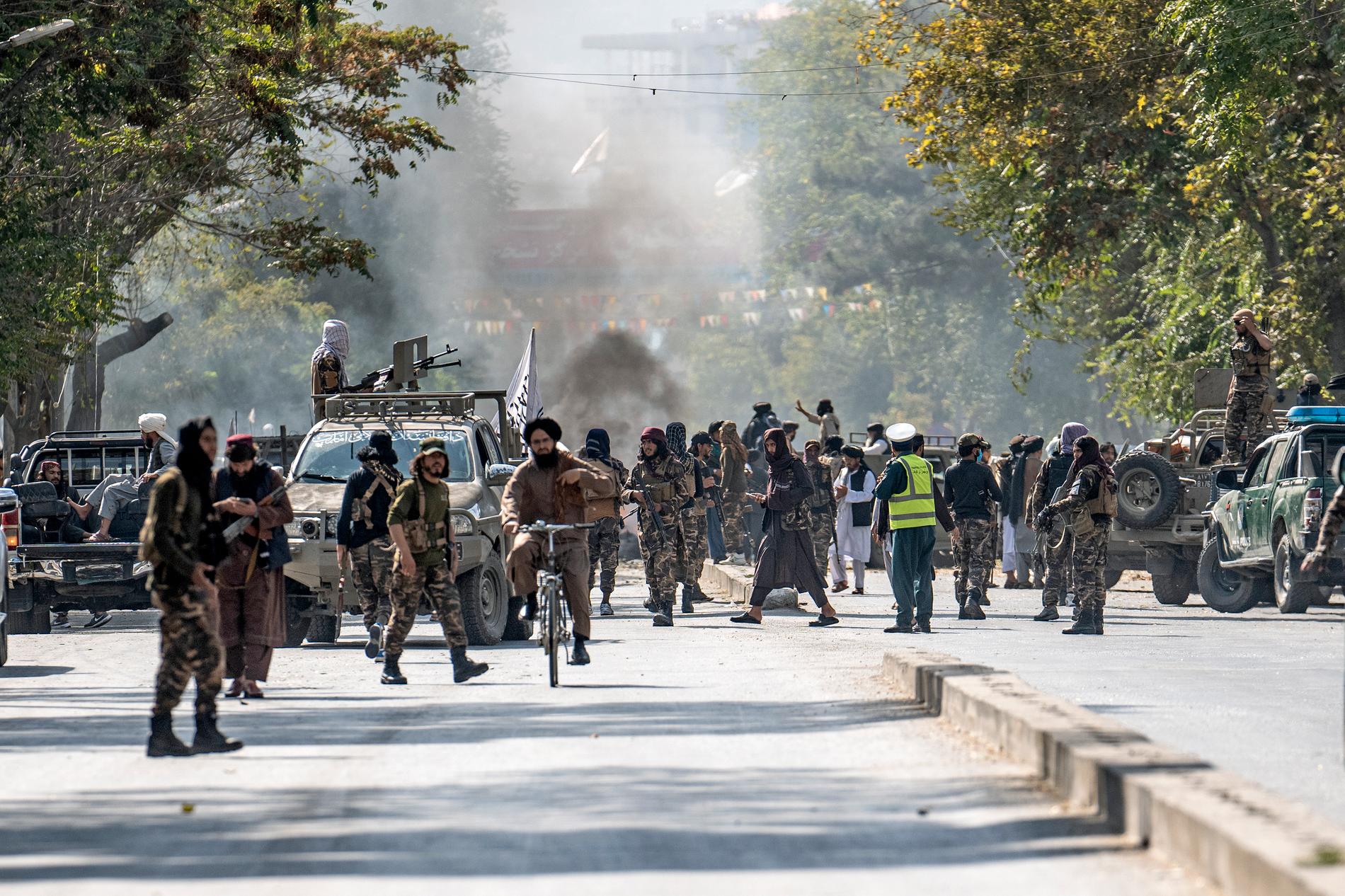 Svart rök sågs stiga från bombplatsen utanför en moské i Kabul på fredagen.