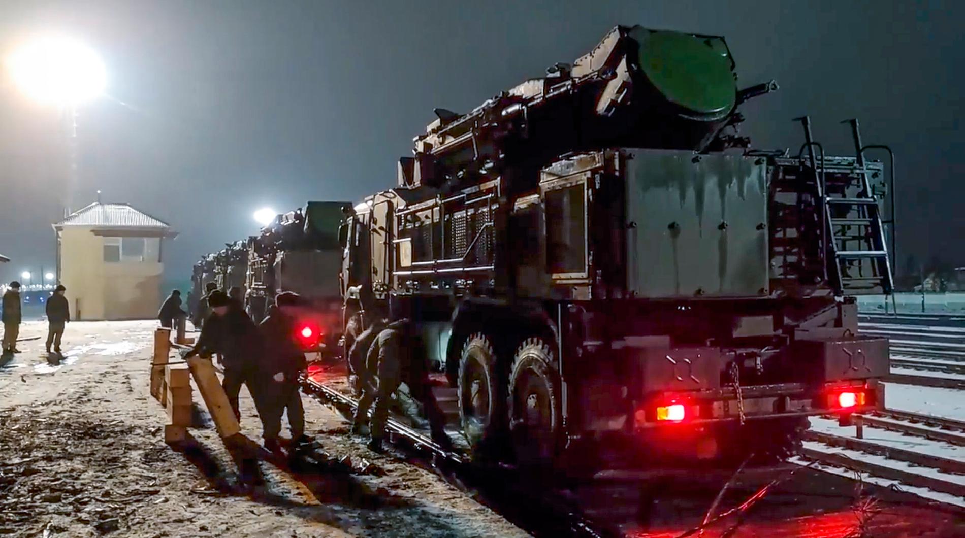 Bilden från Rysslands försvarsdepartement visar militärfordon vid tågspår i Belarus i slutet av januari i samband med rysk truppuppbyggnad vid gränsen till Ukraina. Arkivbild.