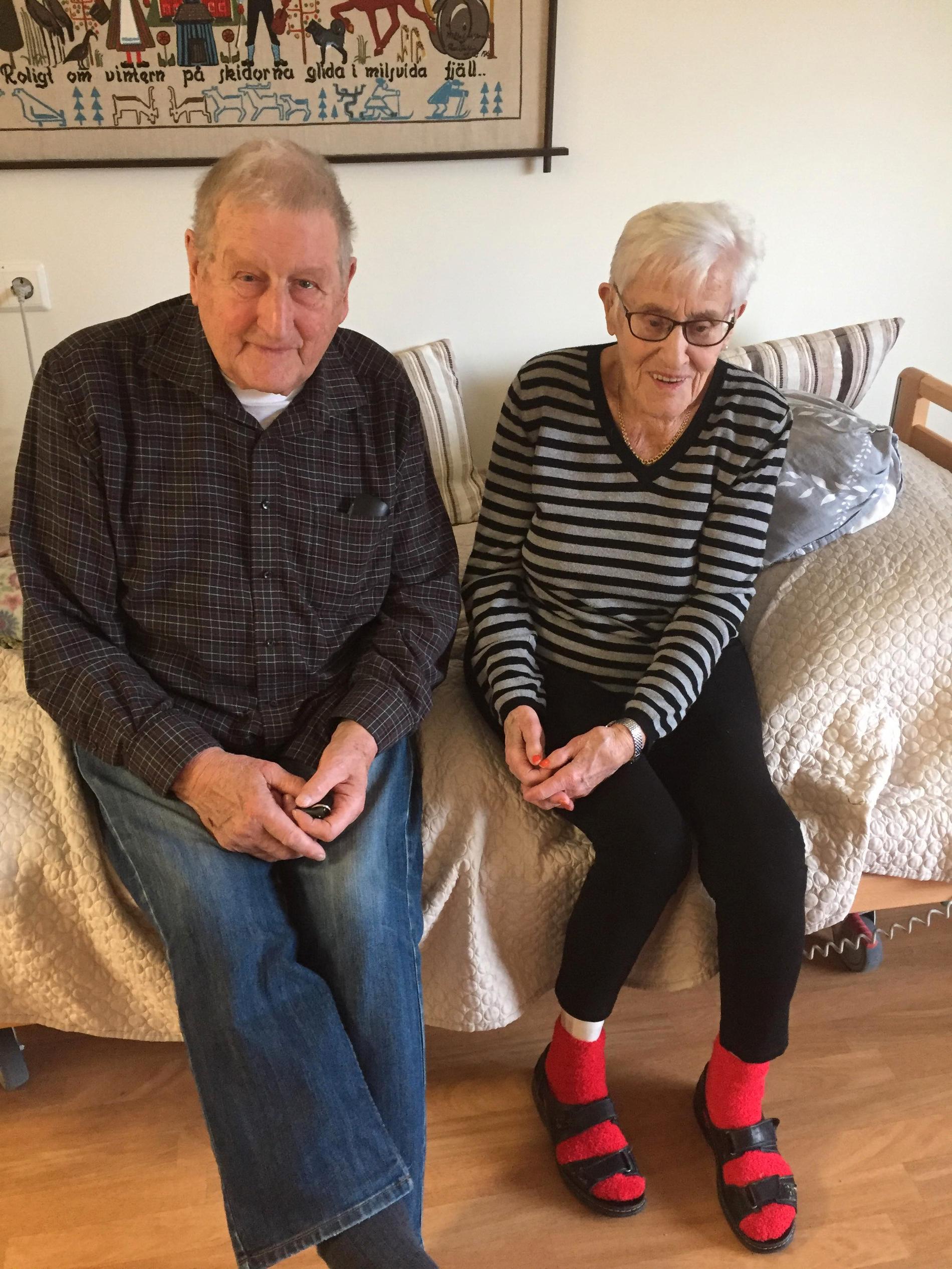 Herbert Dahl, 86, och Gudrun Hägglund, 94, har varit i ett lag i 50 år. Nu får de inte bo tillsammans längre. 