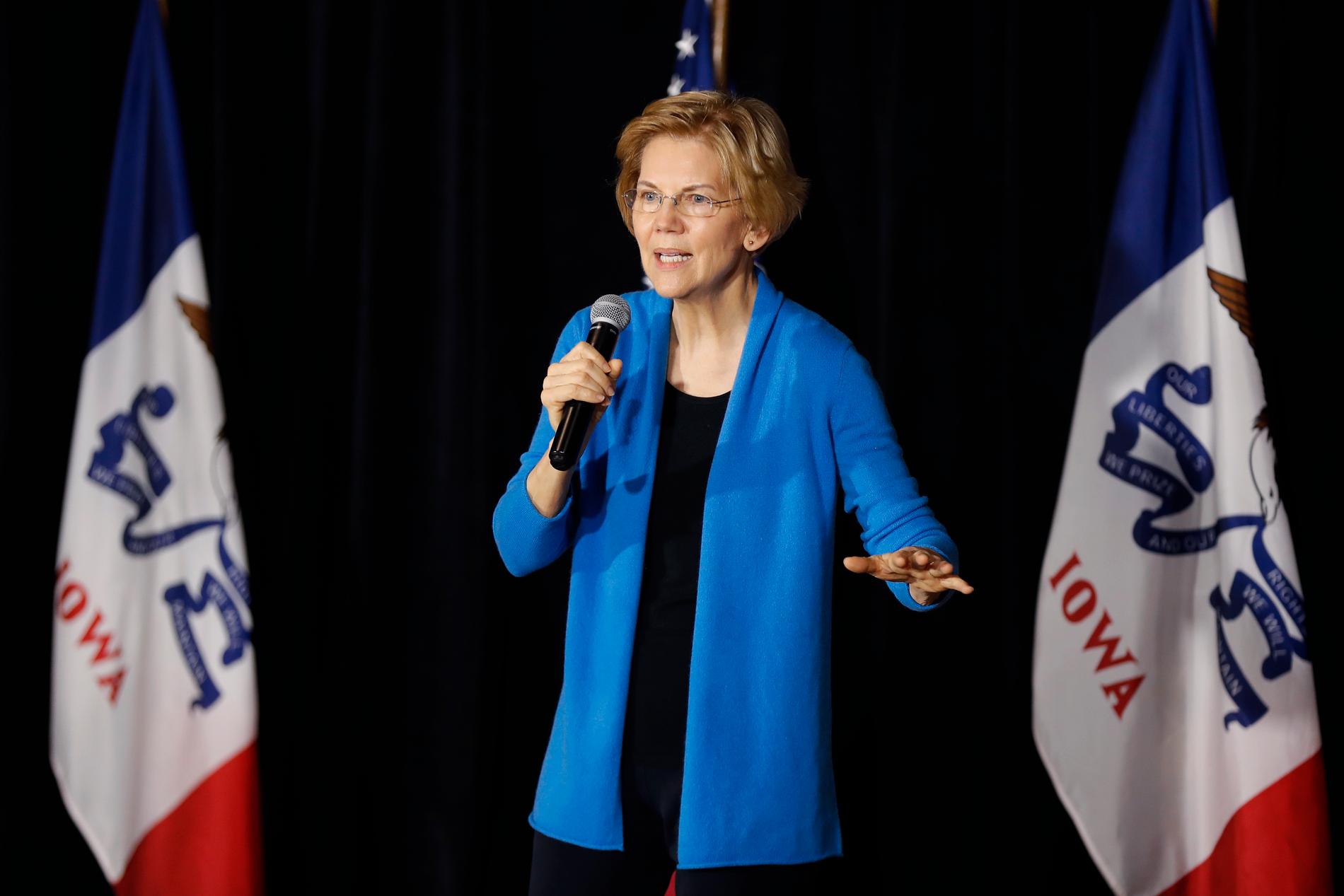 Den demokratiska senatorn Elizabeth Warren kampanjtalar i Cedar Rapids i Iowa – den delstat som håller primärvalssäsongens första nomineringsmöte.