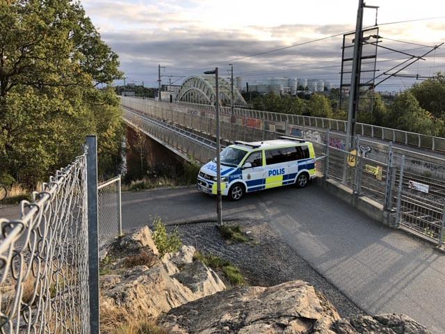 Polisavspärrningar vid Årstabron efter att en man hittades död på bron den 17 september.