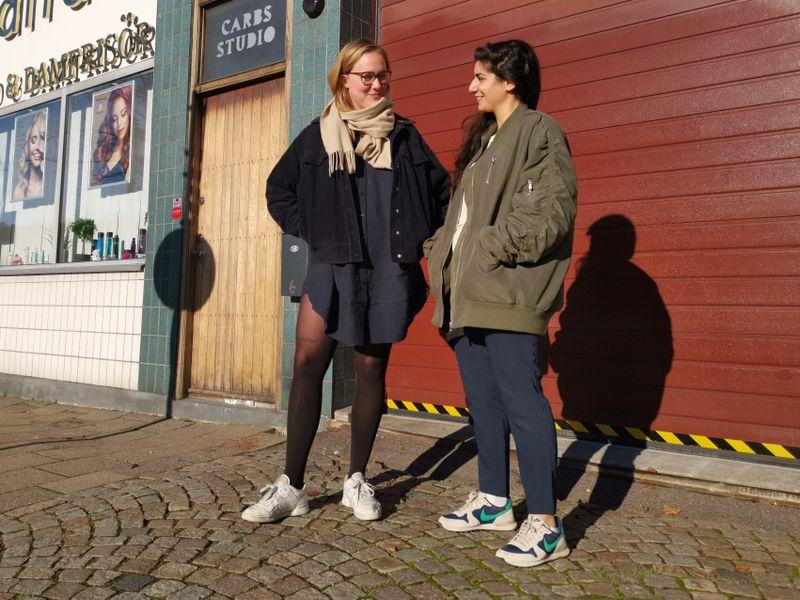 Komikerduon Dilan och Moa utanför Carbs Studio i Malmö.