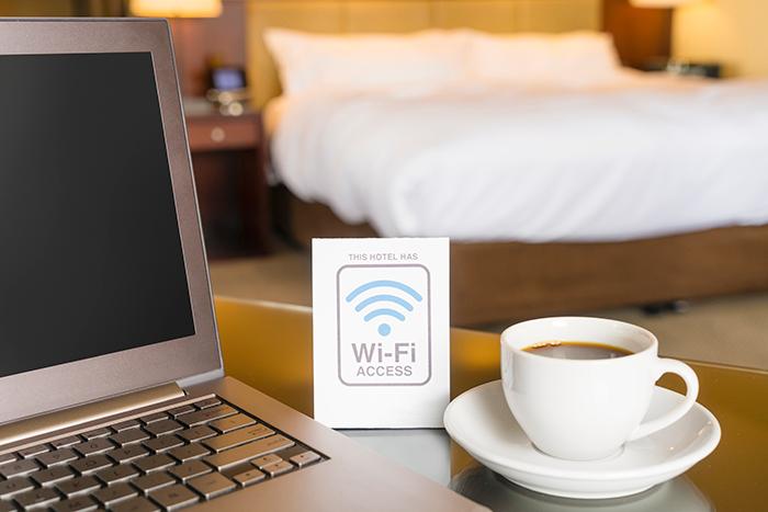 Wifi finns på de flesta hotellen, men ibland kostar det. 