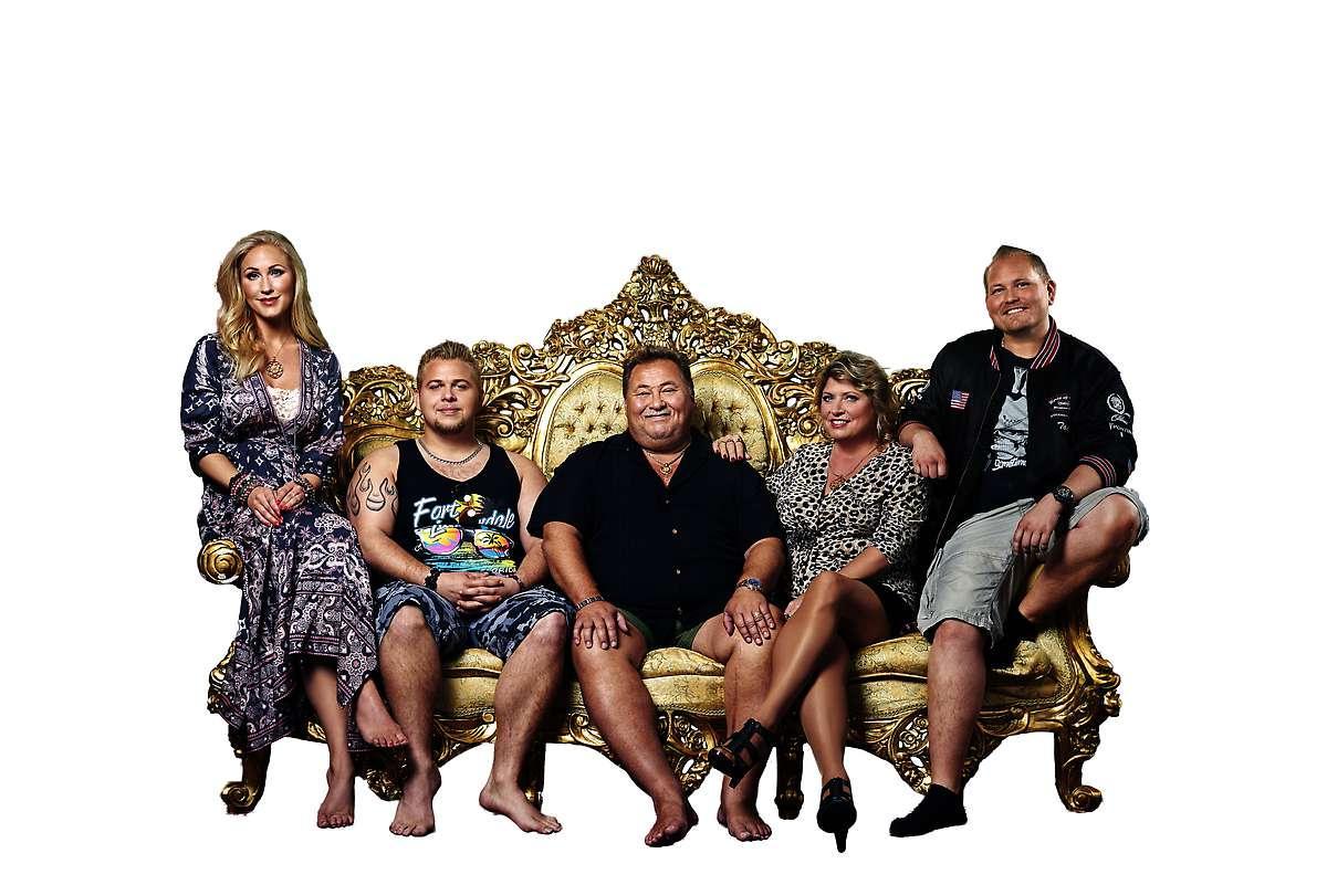 Får egen tv-serie. Familjen Karlssons bladguldspläterade soffa är nästan unik. ”Det är bara jag och ­Saddam Hussein som har, eller hade, den här gruppen”, säger Leif-Ivan.