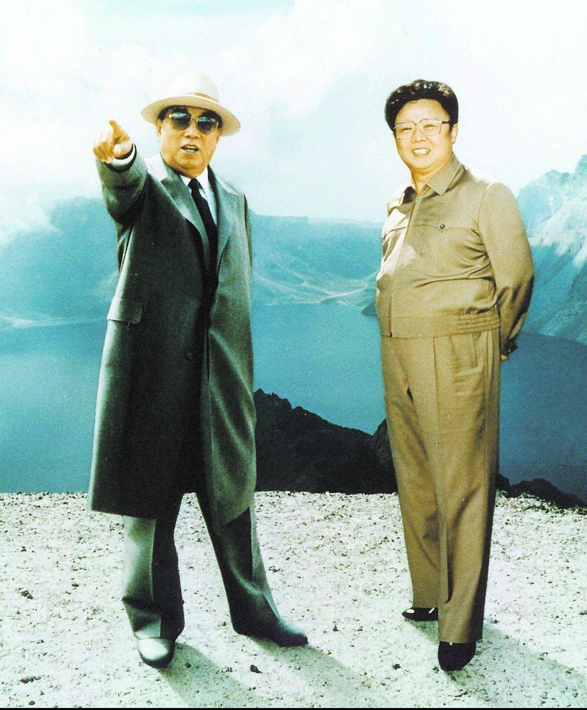 ”Den store ledaren” Kim Il Sung till vänster, sonen Kim Jong Il till höger.