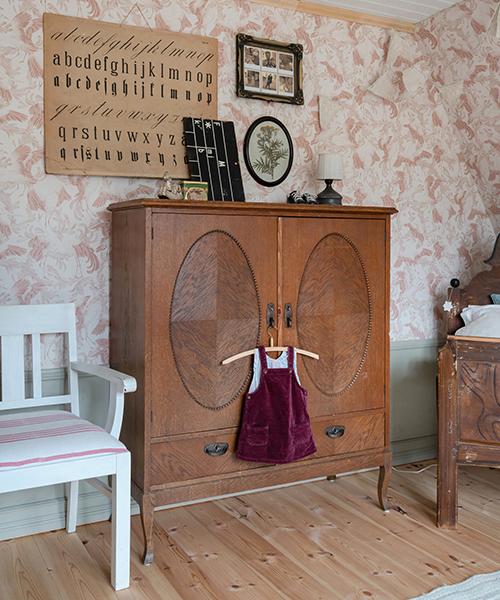 Amanda och Dans förkärlek till second handfyndade möbler är tydligt, inte minst i dottern Siris rum där både sängen och skåpet är köpta på loppmarknad. Tapet, Dancing crane av Emma von Brömssen.