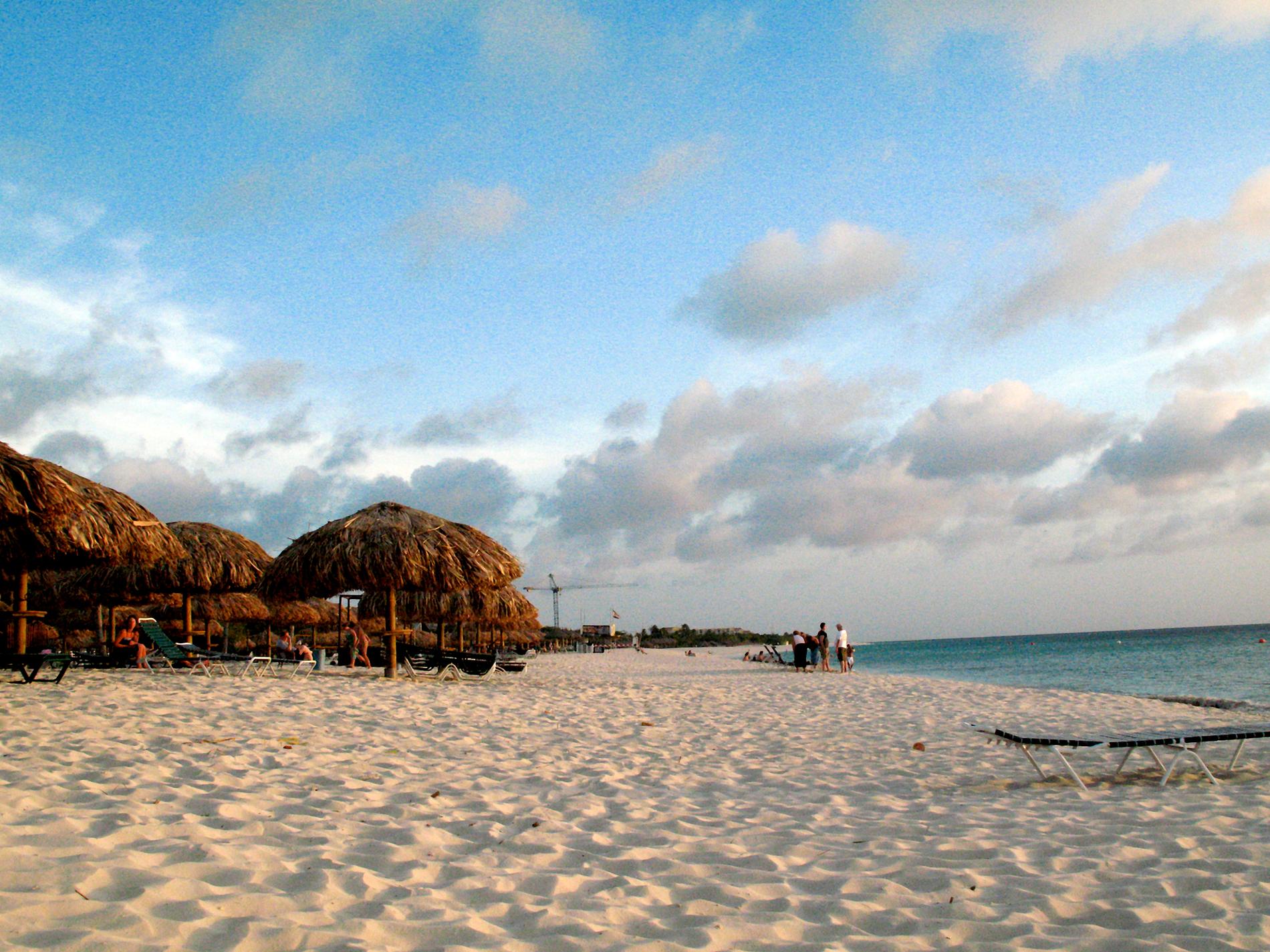 3. Palm/Eagle Beach, Aruba Turkost hav, rosa flamingor och karibiska drinkar. Låter det lockande? Åk då till Aruba och sälla dig till den enorma skara som fallit pladask för Västindiens färgstarka paradisö, den minsta av ABC-öarna. Här finns fantastiskt vackra Eagle Beach (bilden), lugn och bildskön och perfekt för långa strandpromenader, och Palm Beach, med många barer och vattenaktiviteter.