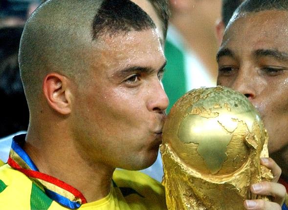 Ronaldo i sin omtalade frisyr efter att ha vunnit VM-finalen år 2002 mot Tyskland med 2-0.