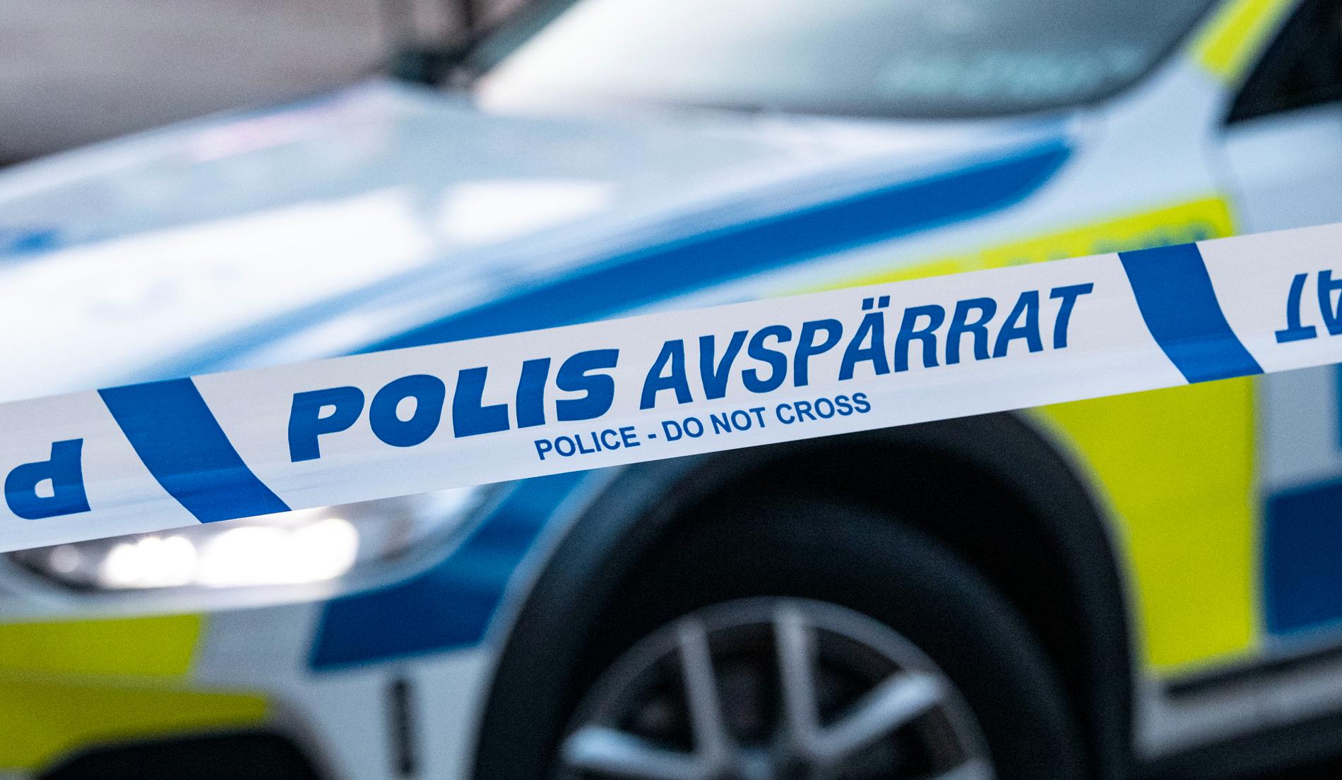 Polisen söker igenom en gymnasieskola i Stockholm. Arkivbild.