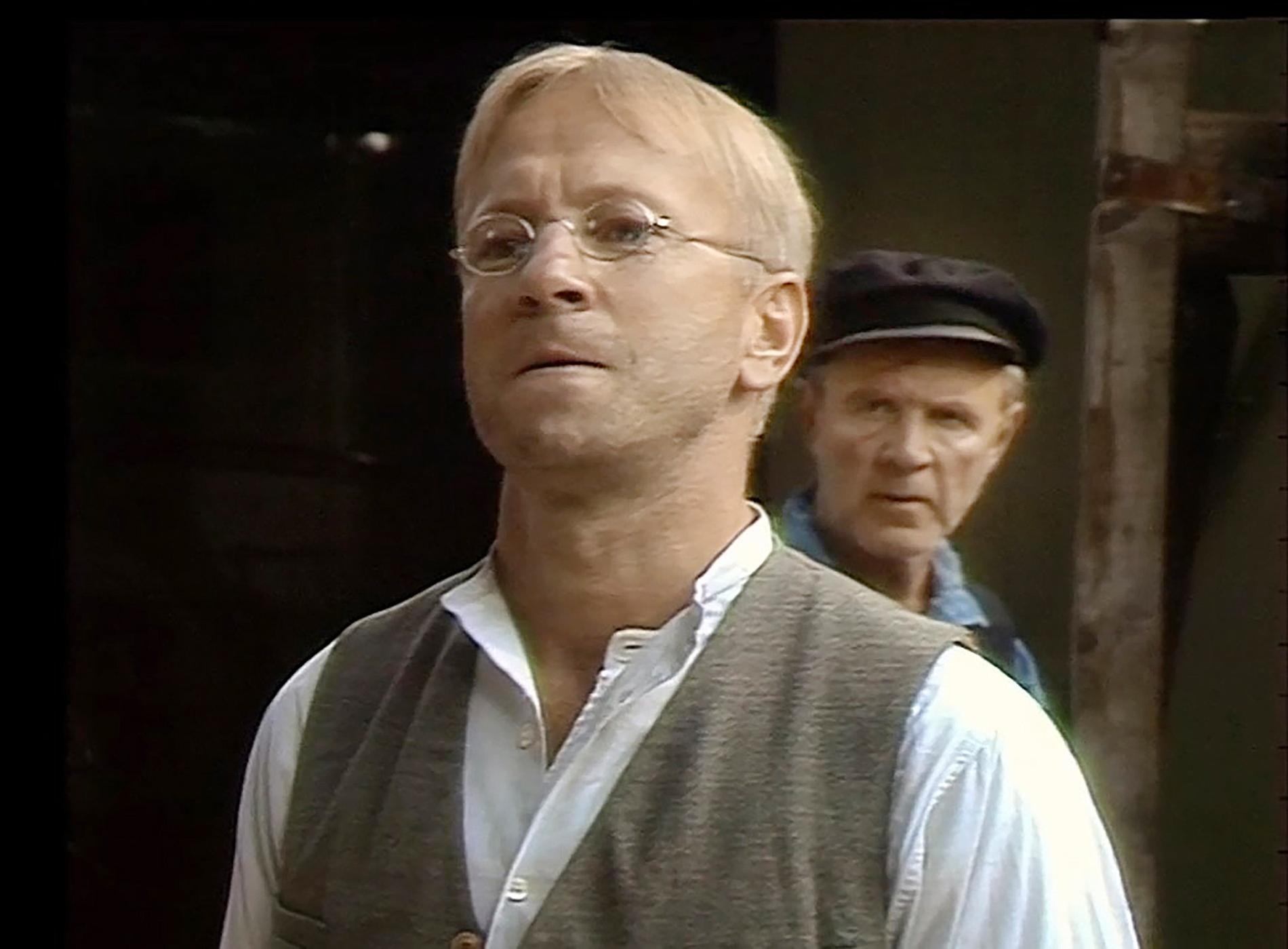 Hirdwall som Skomakar-Ludde i ”Hedebyborna”. I bakgrunden Roland Söderberg som Rävfarmaren.Foto: SVT