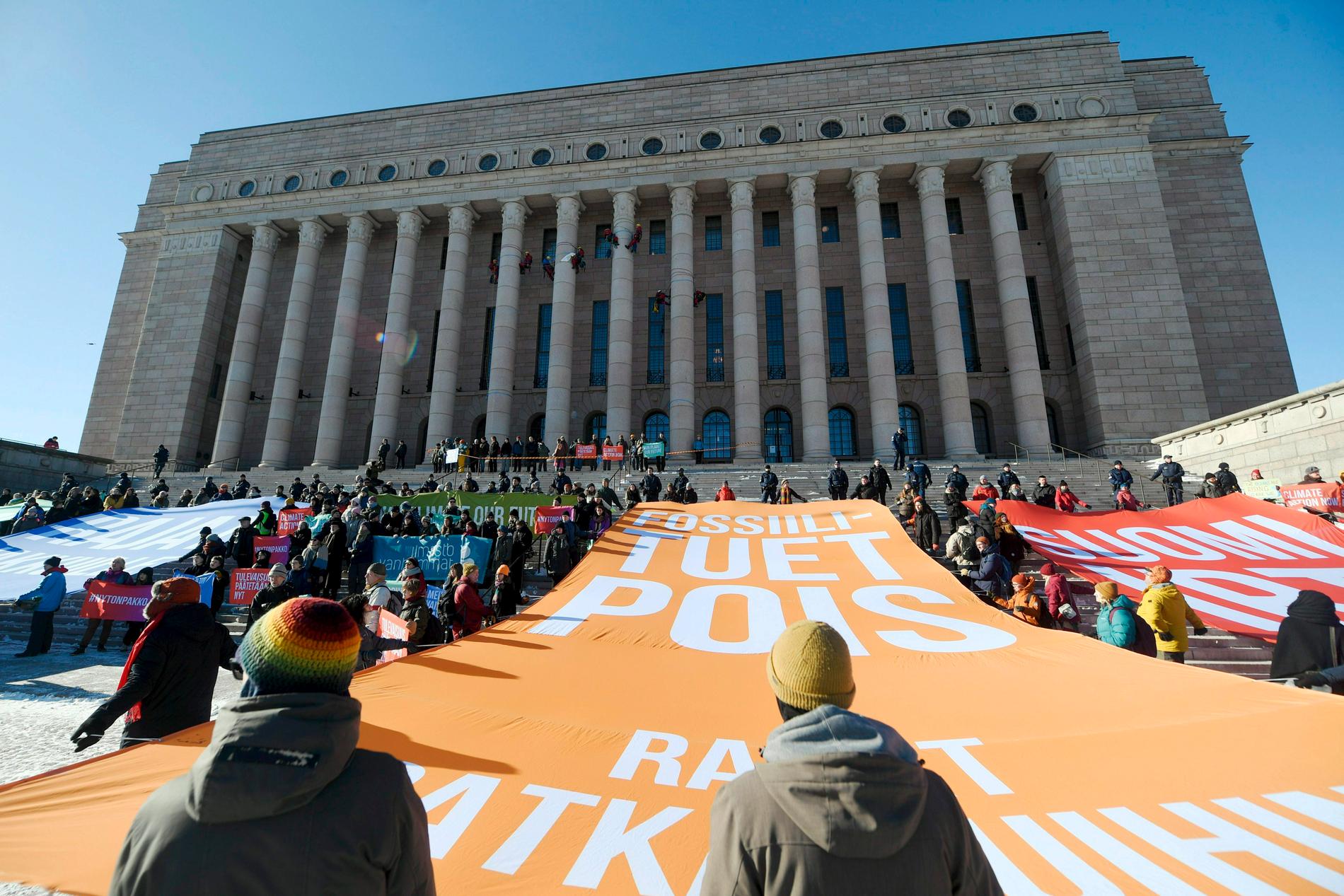 En klimatprotest genomfördes på onsdagen utanför riksdagshuset i Helsingfors.
