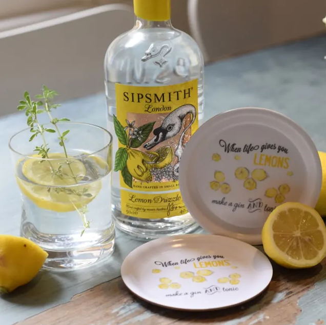 Glasunderlägg med texten "When life gives you lemons make a gin and tonic".