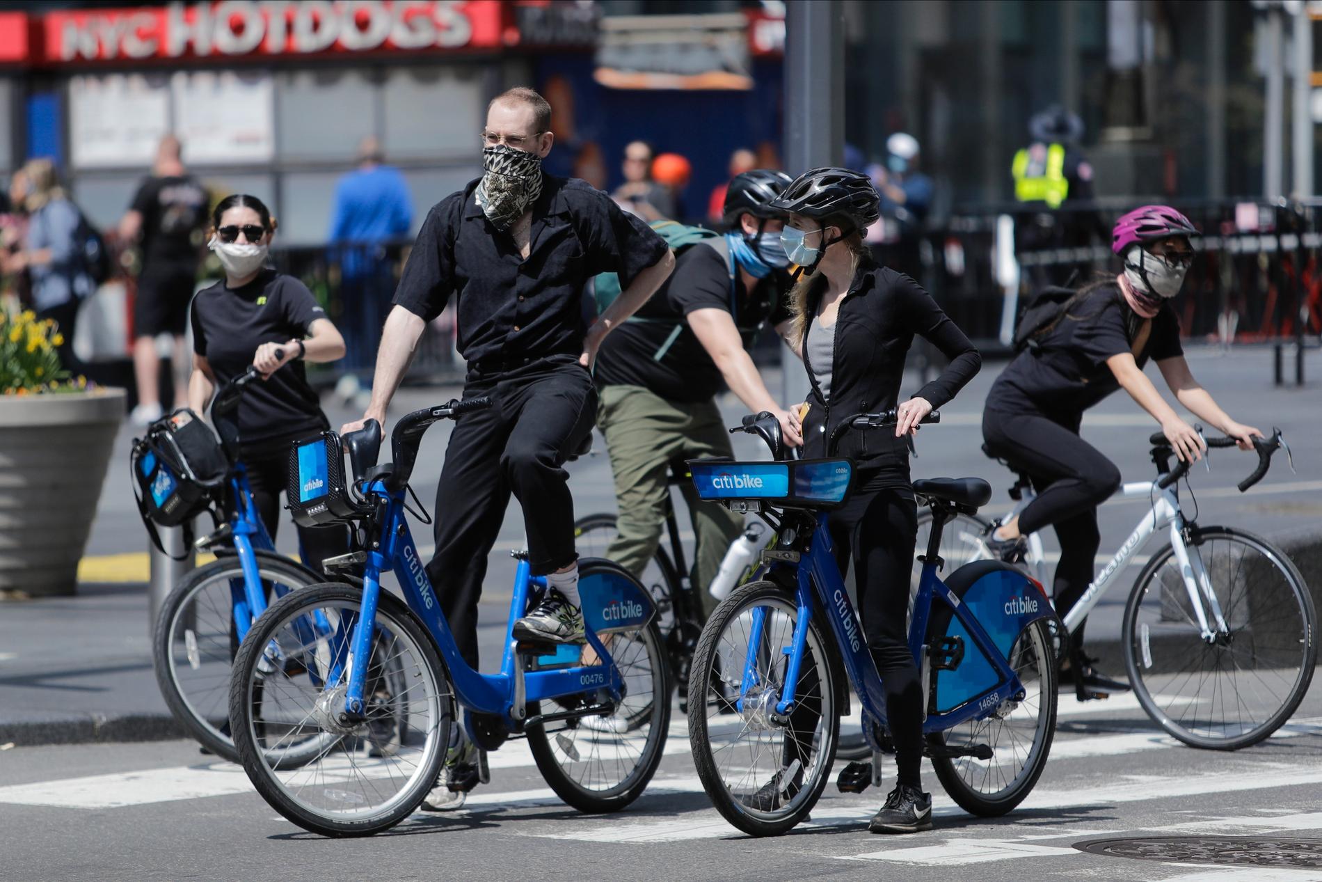 Cyklister bär skyddsmasker vid Times Square i New York.