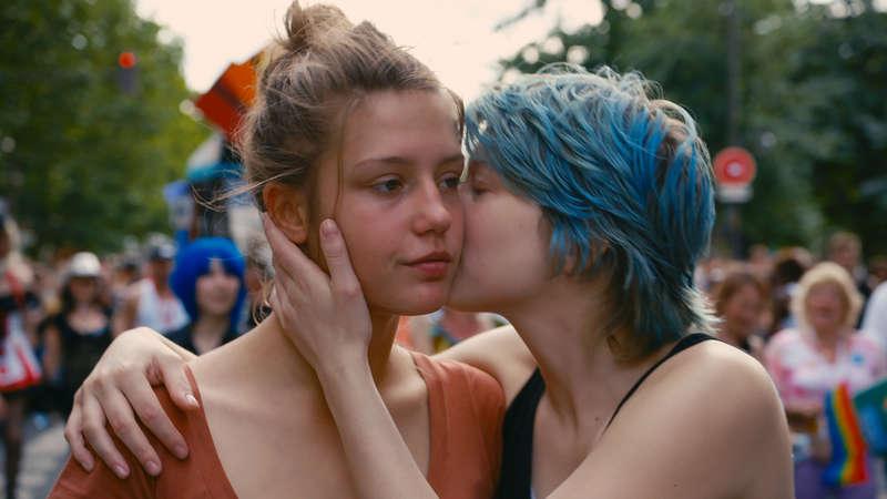 Lea Seydoux och Adele Exarchopoulos i ”Blå är den varmaste färgen”, ett lesbiskt drama om kärlek över klassgränser.