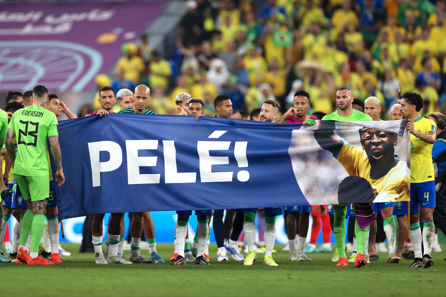 Brasilien-spelarna visar sitt stöd till Pelé som var inlagd på sjukhus. 