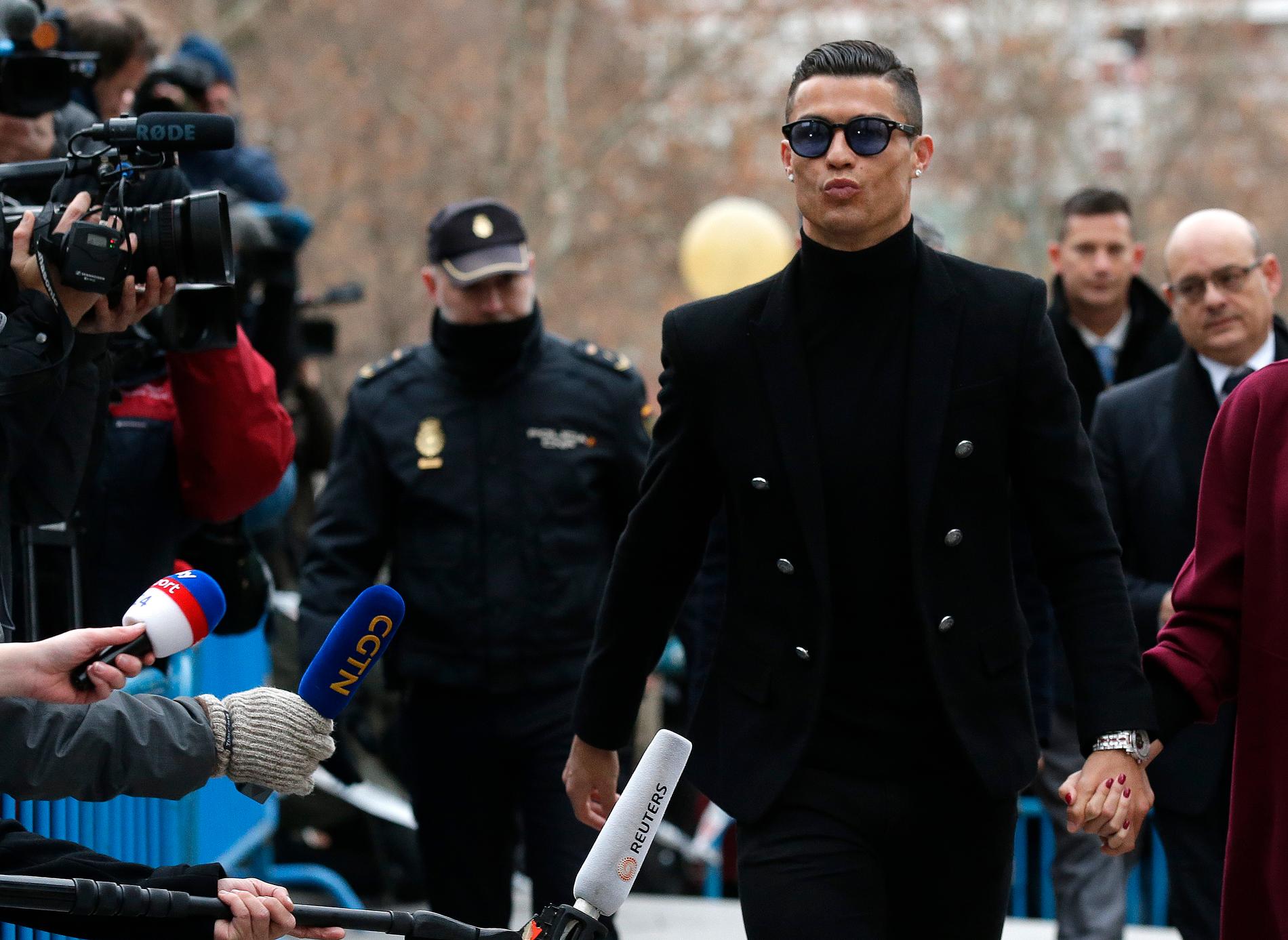 Cristiano Ronaldo erkänner skattefusk och får böta 195 miljoner kronor.