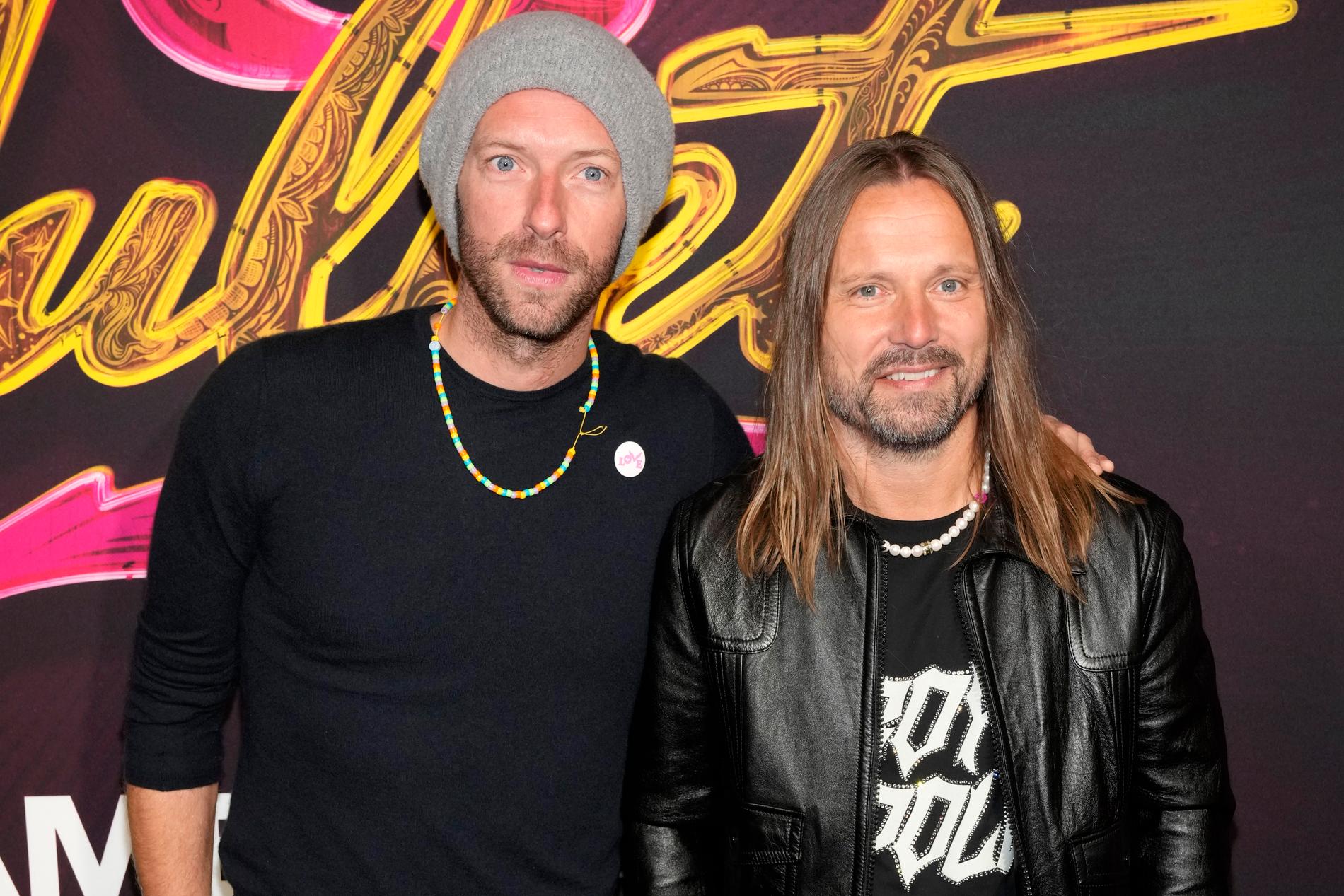 Max Martin, till höger, tillsammans med Coldplay-sångaren Chris Martin vid premiären av "& Juliet" på Broadway i New York i höstas. Arkivbild.