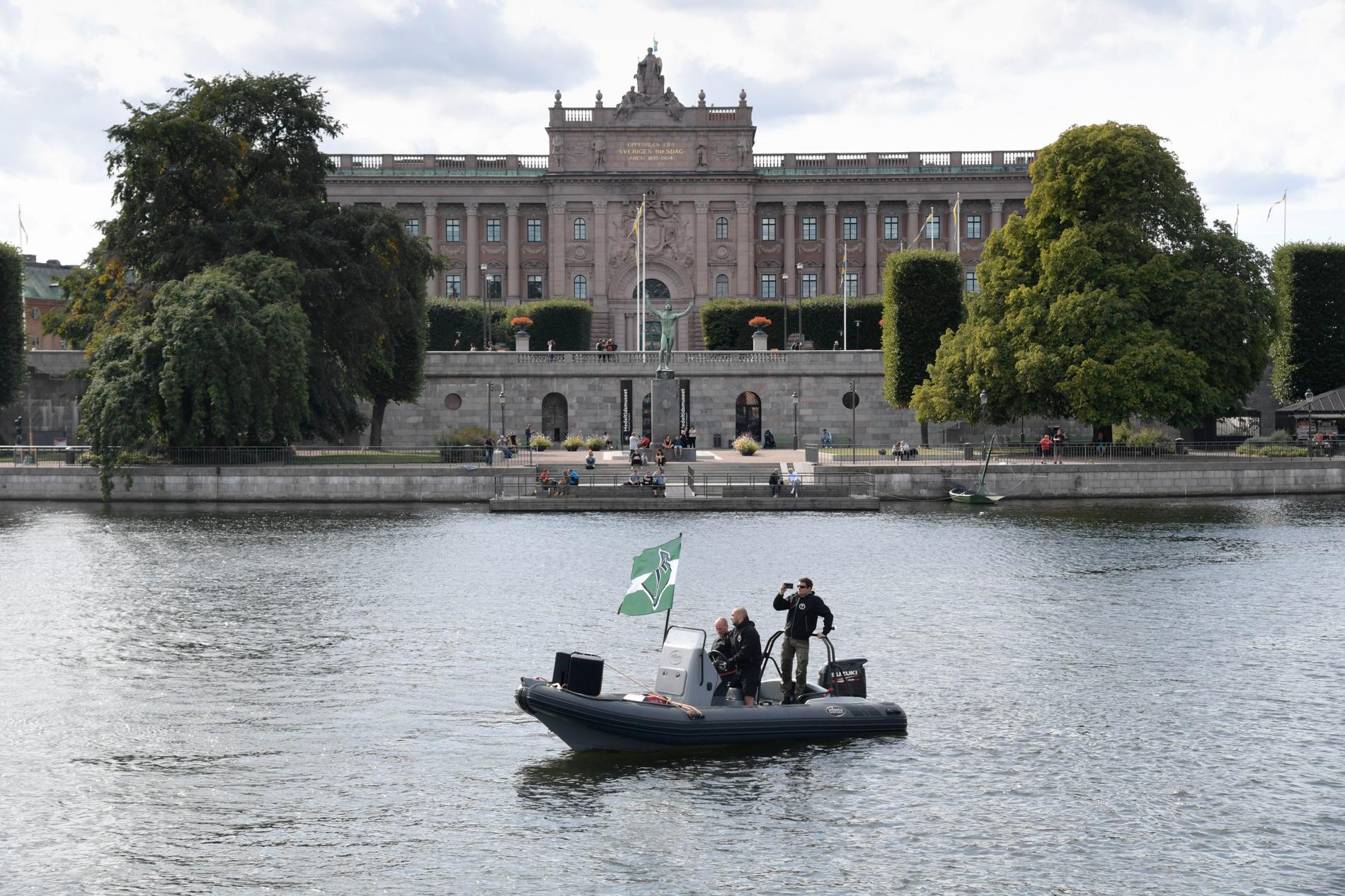 Båt med NMR-flagga utanför riksdagshuset i Stockholm.