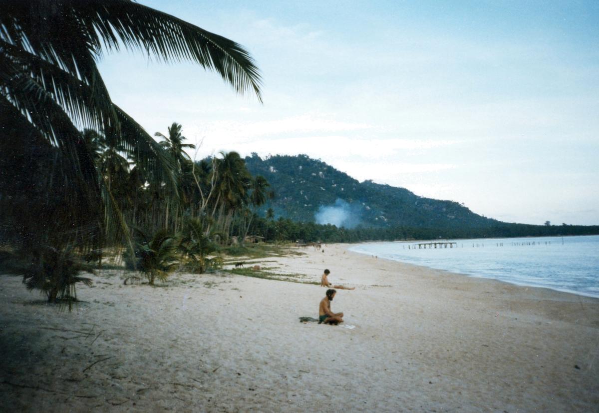 Lamai 1984: Ett fåtal hippies mediterade på stranden.