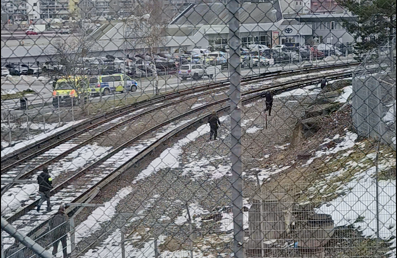 Poliser springer längst tågspåret