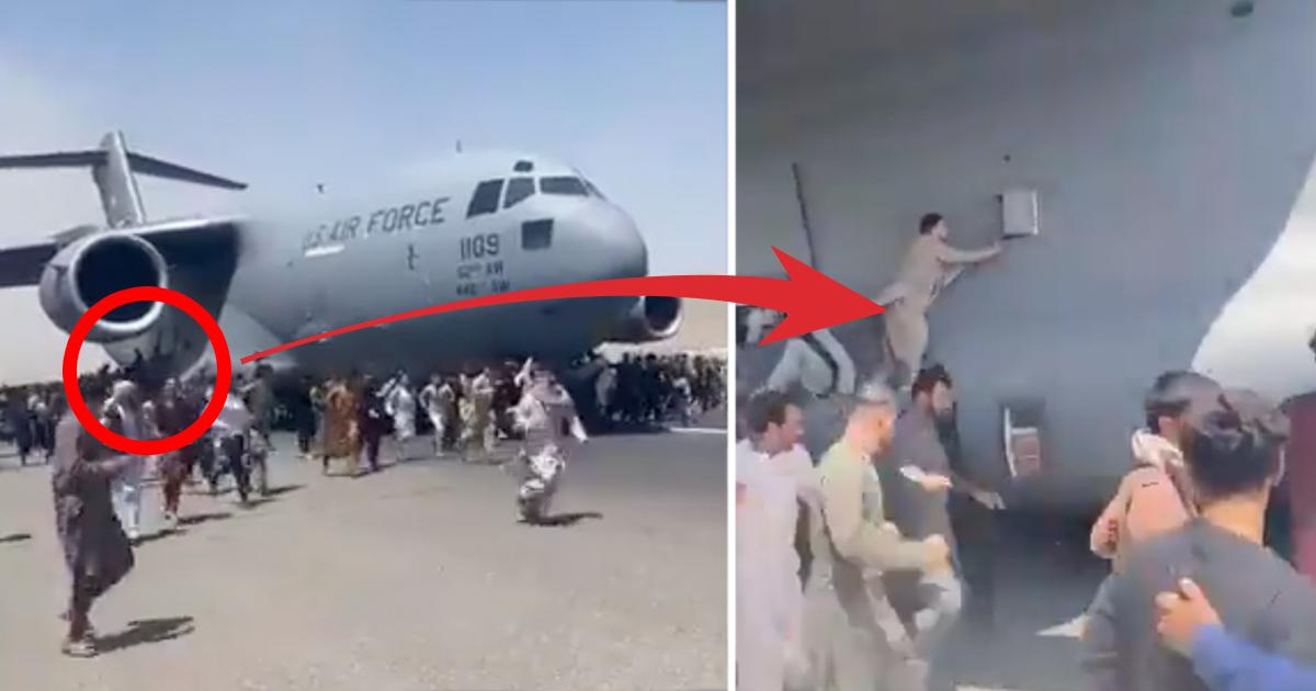 Här syns afghaner kämpa för att få plats på ett amerikanskt flygplan som lämnar landet. 
