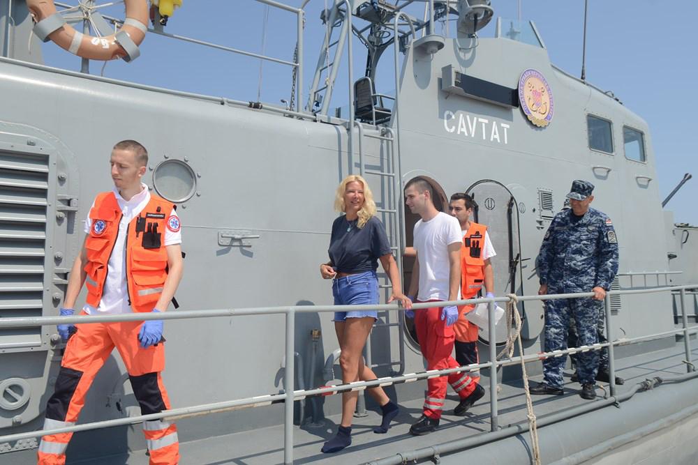 Kvinnan var utmattad när den kroatiska kustbevakningen drog upp henne ur vattnet. 