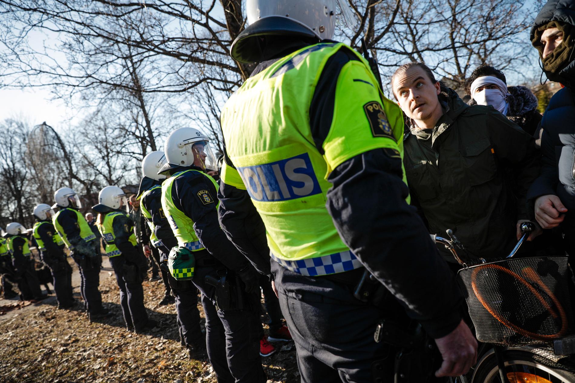 Kravallpolis och motdemonstranter i Sveaparken i Örebro på långfredagseftermiddagen.