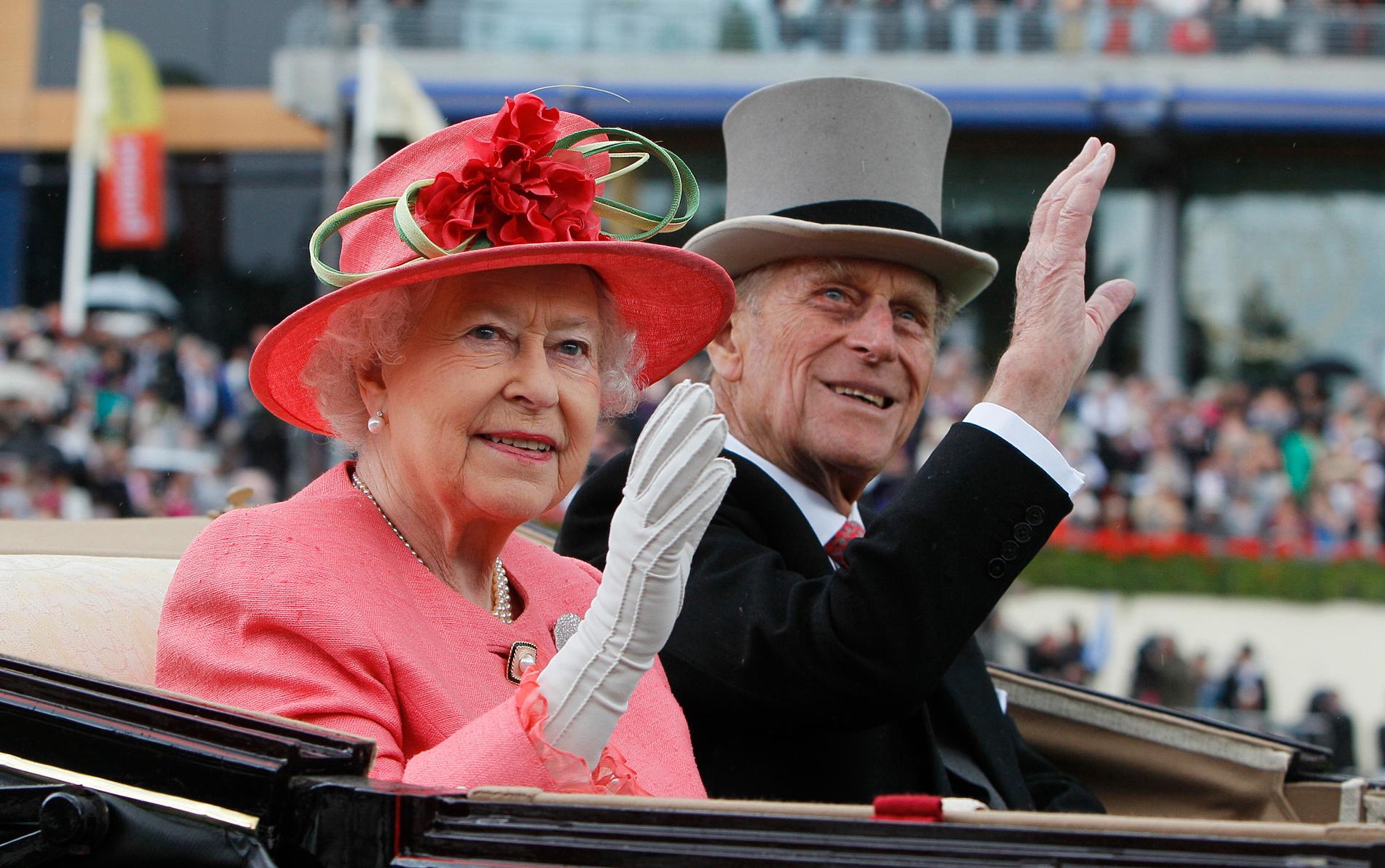 Drottning Elizabeth II och prins anländer till Ladies Day, på Royal Ascot horse race vid Ascot, England. Arkiv 2011