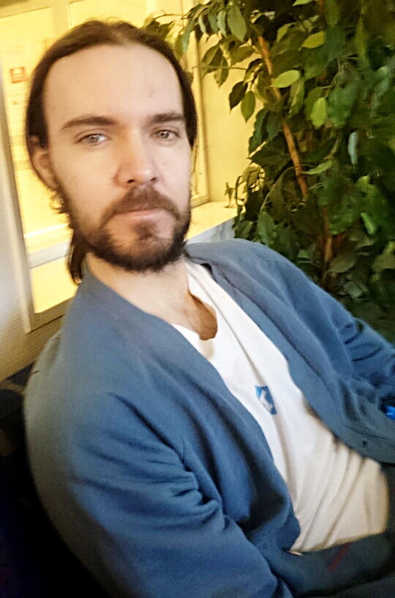 Stefan Arvidsson, 29, är akut inlagd på Umeås sjukhus - efter att Apoteket förväxlade två medicinetiketter.