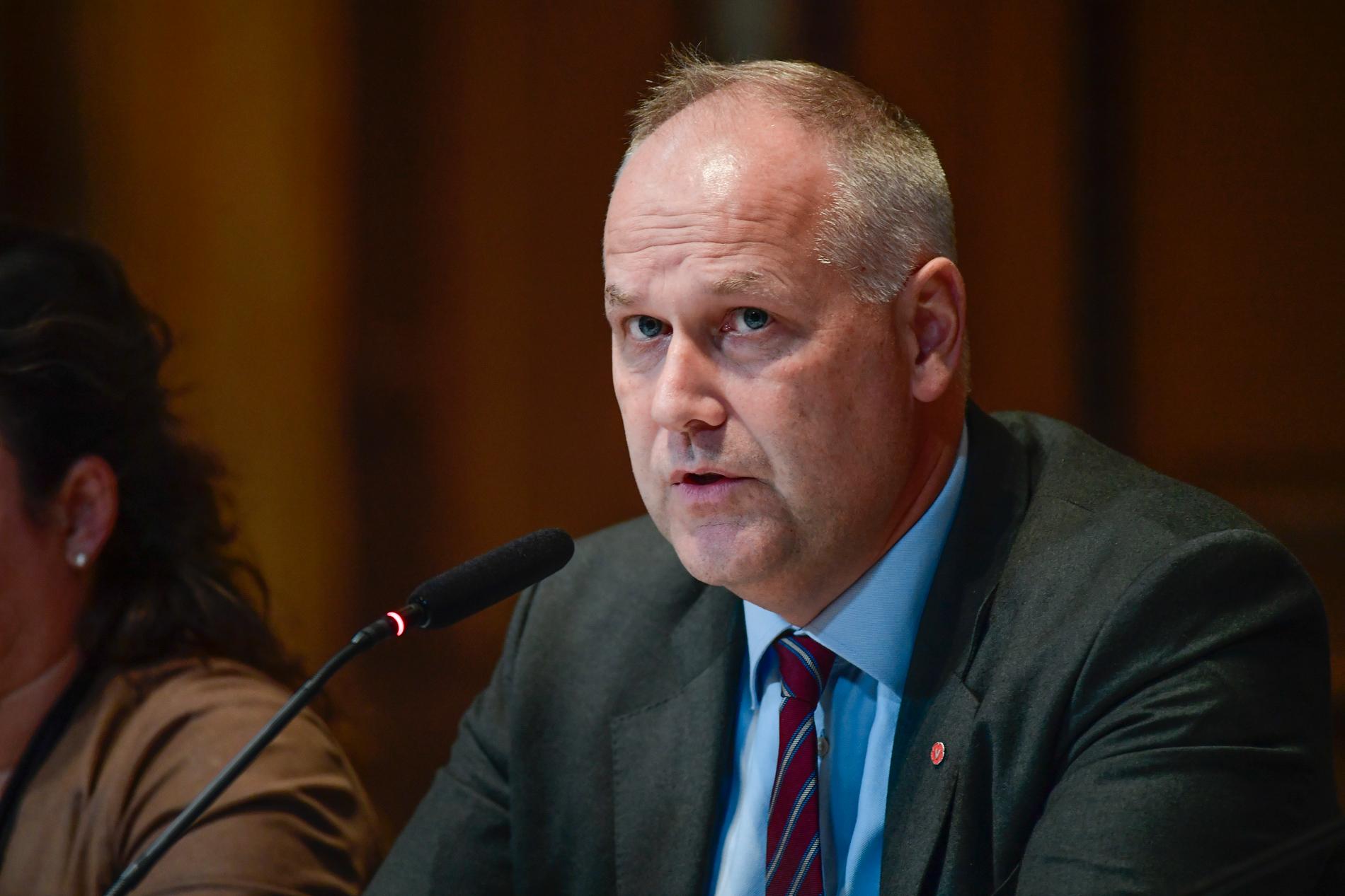 Jonas Sjöstedt (V) hotar regeringen med nyval.