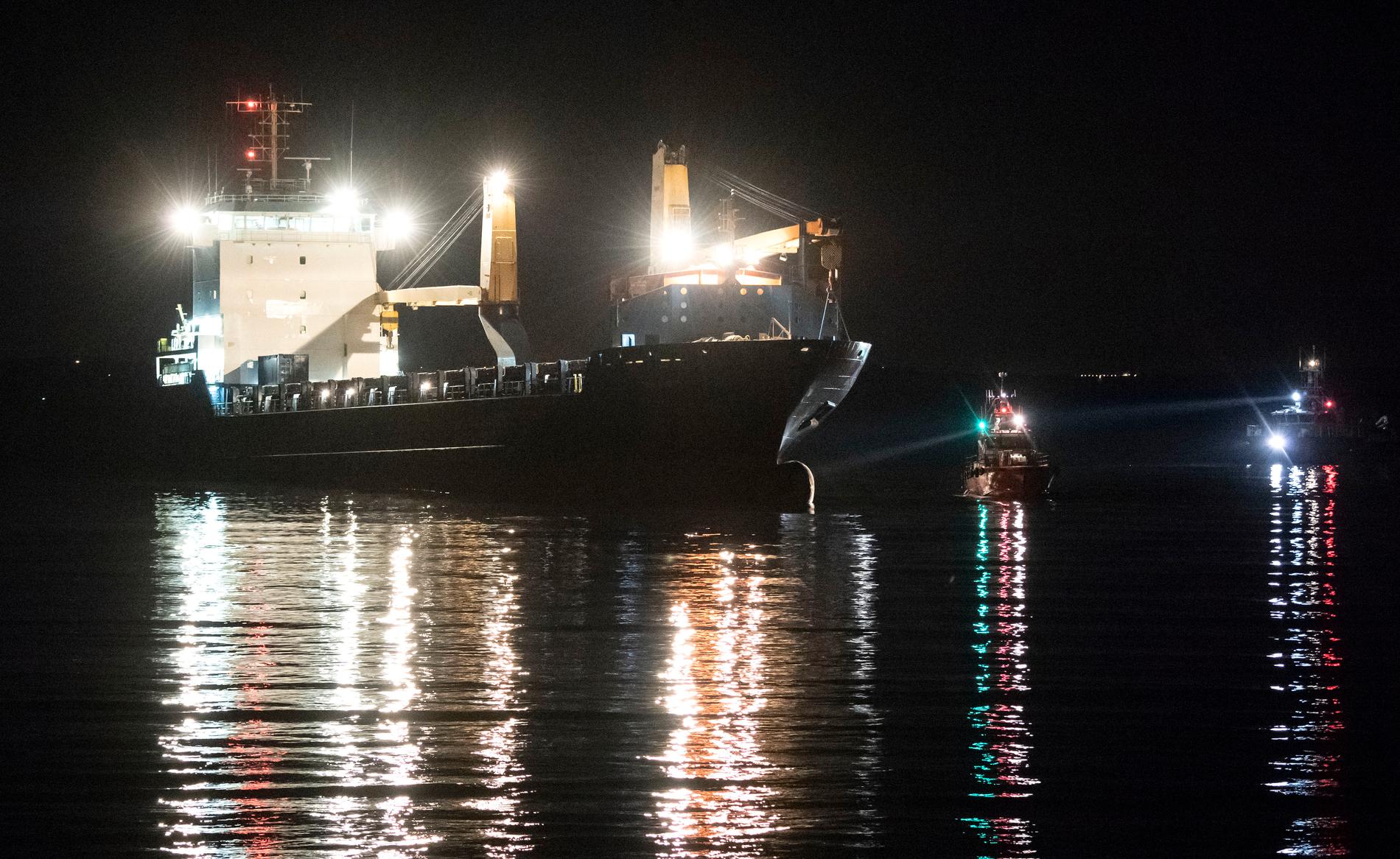En lotsbåt och ett fartyg från Kustbevakningen på plats vid det 130 meter långa fartyget BBC Lagos, som gick på grund på kvällen 3 augusti zutanför Råå vallar. Fartyget hade gått i nordlig riktning på väg mot Klaipeda när det gick på.