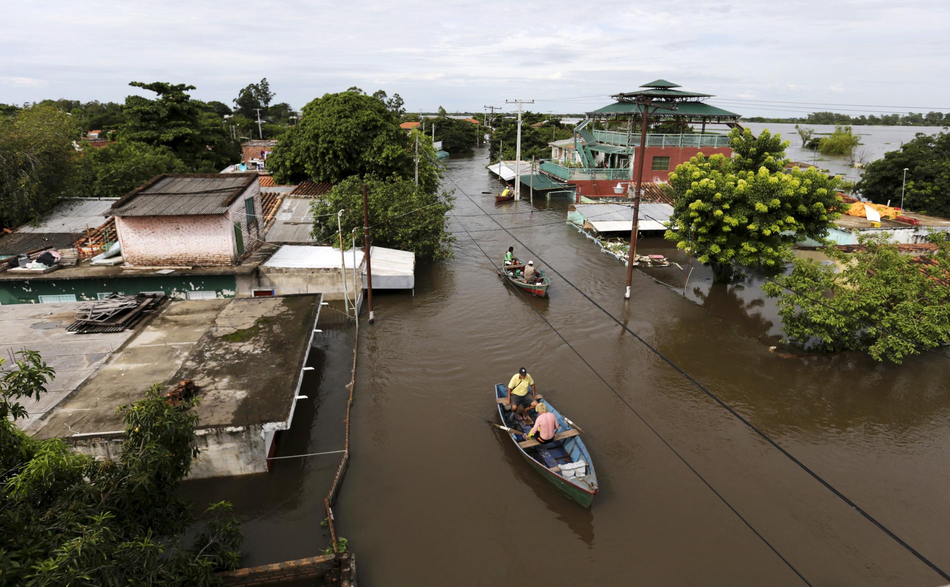 Översvämmade gator i Asuncion i Paraguay efter en tids häftiga skyfall. Över 100.000 har evakuerats från gränsen vid Paraguay, Uruguay, Brasilien och Argentina.