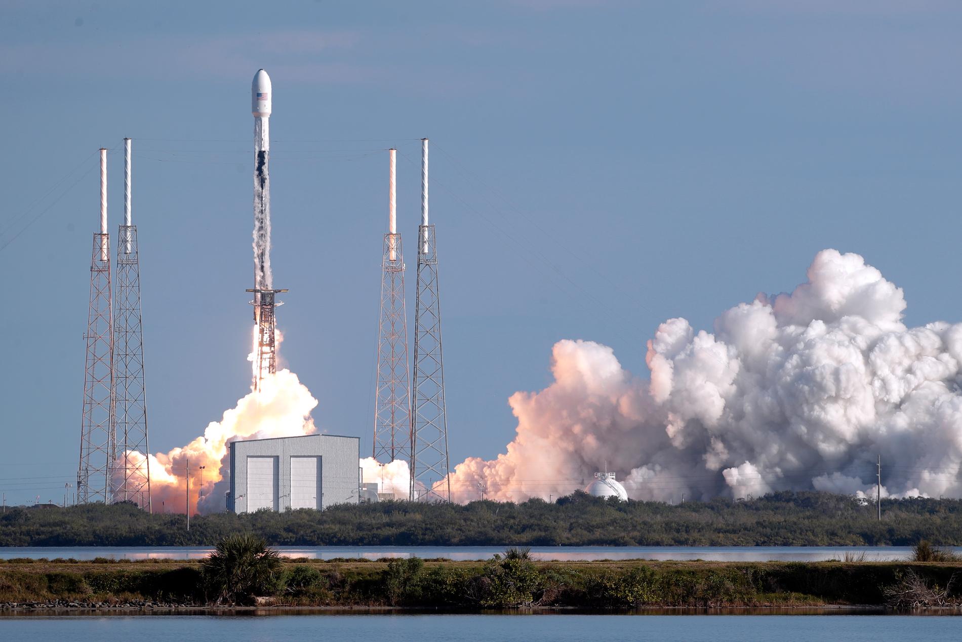 En Falcon 9-raket från Space X med omkring 60 satelliter vid avfärd från Florida den 29 januari.