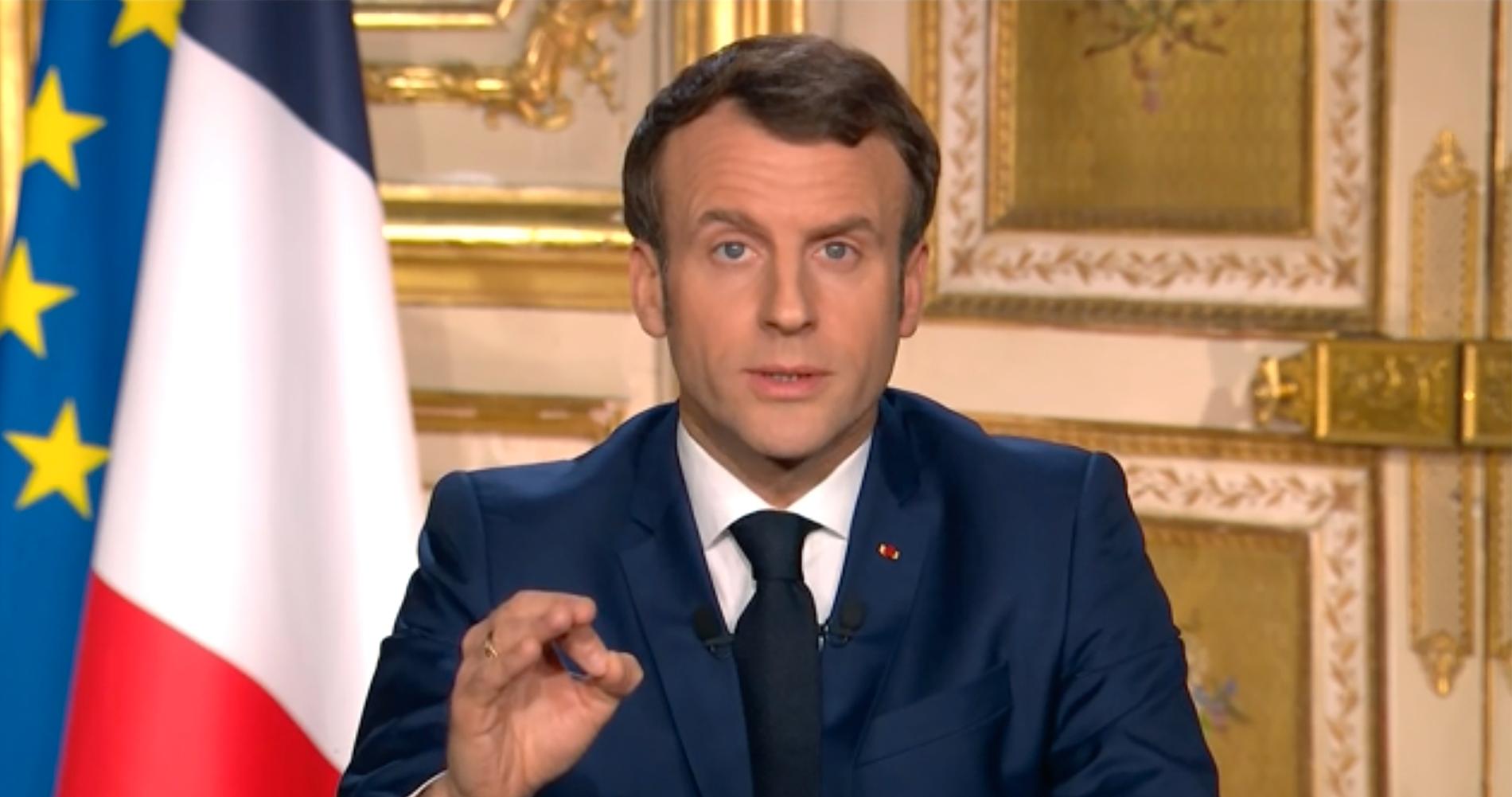 Frankrikes president Emmanuel Macron i ett tv-sänt tal till nationen under måndagen, där han presenterar nya restriktioner för att hindra coronavirusets spridning.