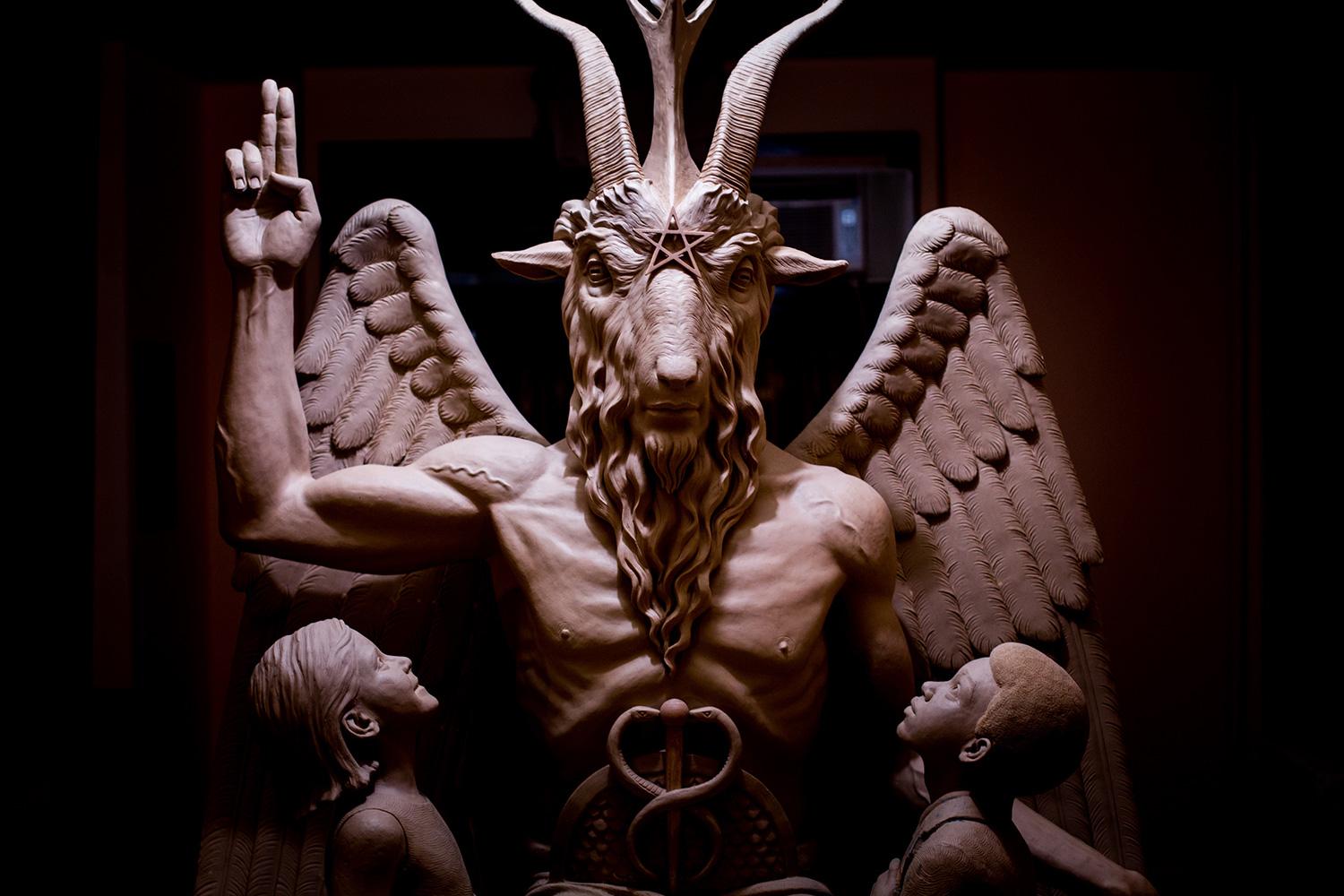 Den 2,6 meter höga statyn föreställer Baphomet, som ofta dyrkas av satanister.