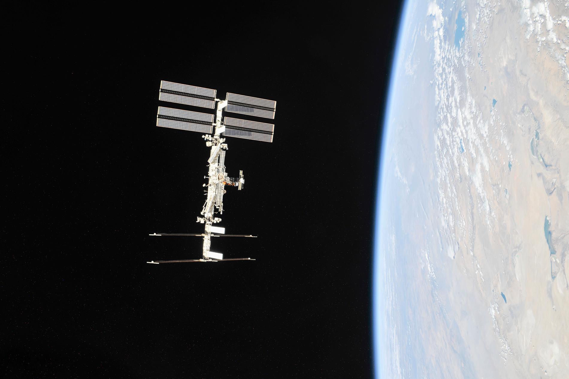 Internationella rymdstationen ISS. Då Ryssland förra året sköt sönder en av sina egna satelliter skedde det i närheten av ISS, vars astronauter vid flera tillfällen fått sätta sig i skydd undan rymdskrot som uppstod. Arkivbild.