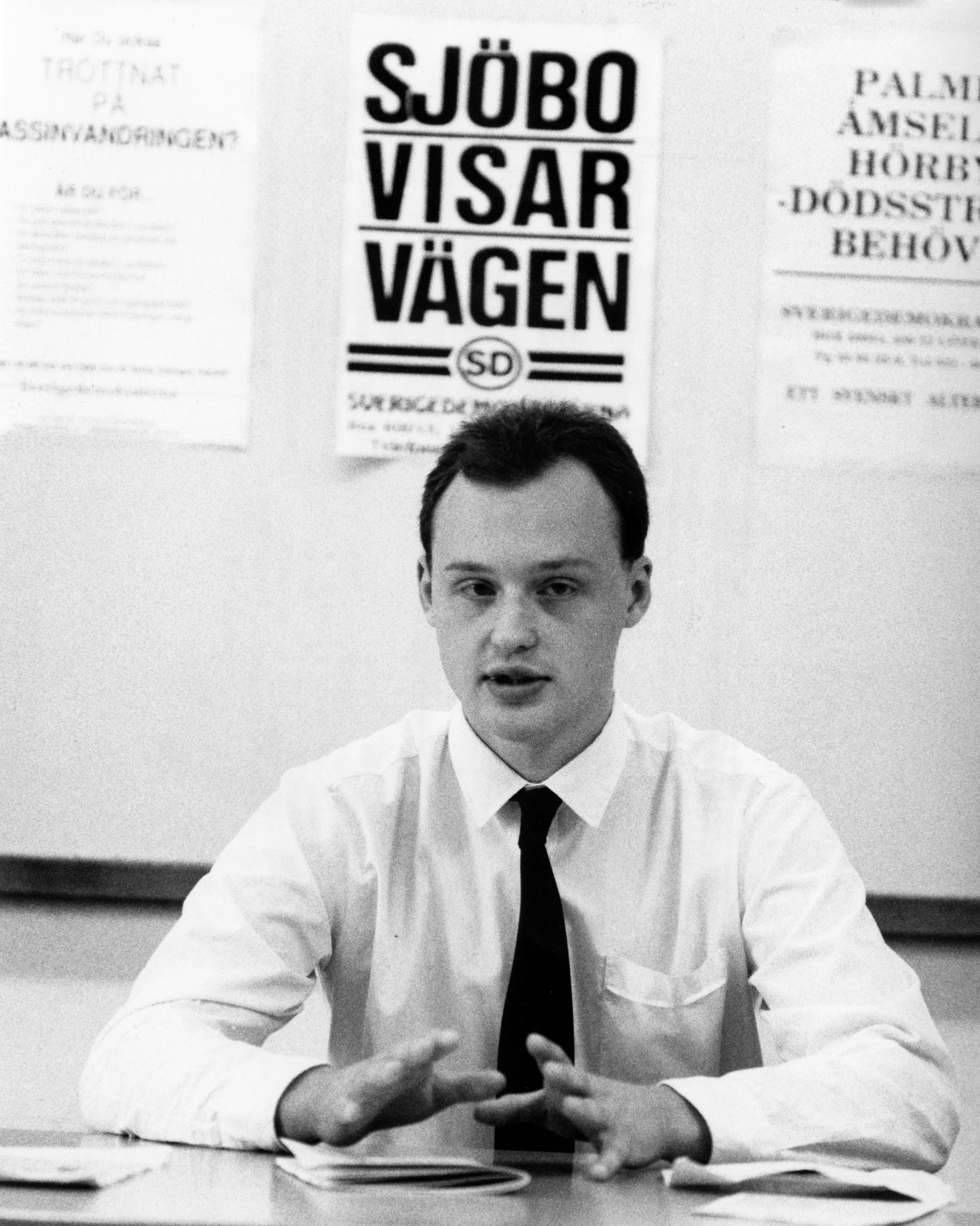 Anders Klarström, ordförande för Sverigedemokraterna (SD) 1989, vid en presskonferens där han framförde sitt partis om dödssstraff och att alla invandrare "ska hjälpas tillbaka till sina hemländer"
