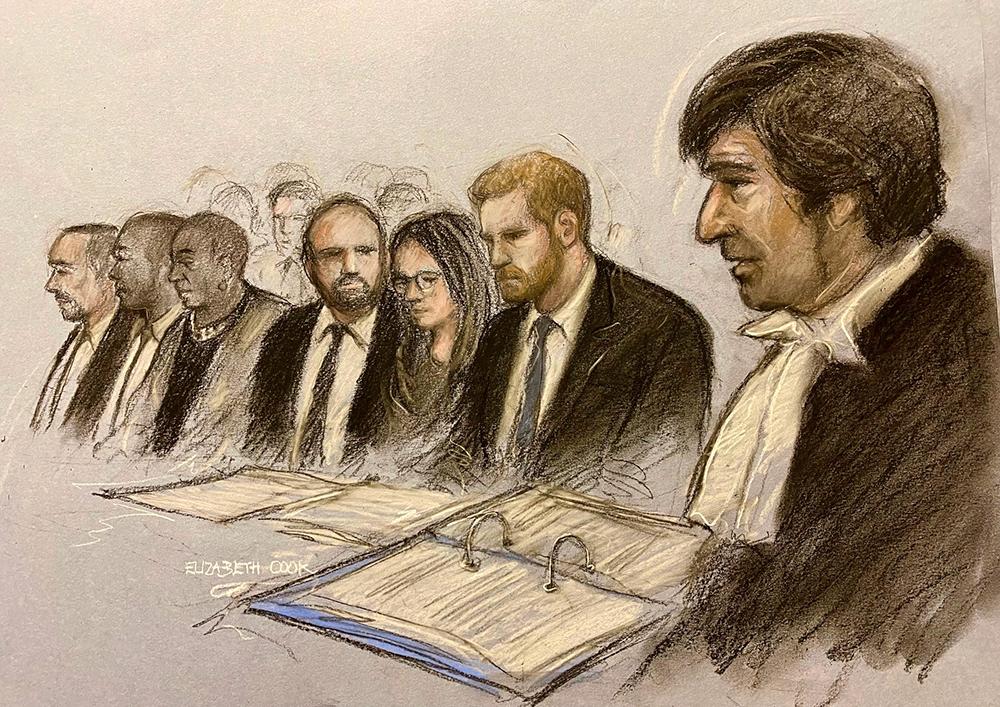 En teckning från domstolsförhanlingarna i London. Prins Harry har tillsammans med några andra kända människor stämt tidningsförlaget Associated Newspapers.